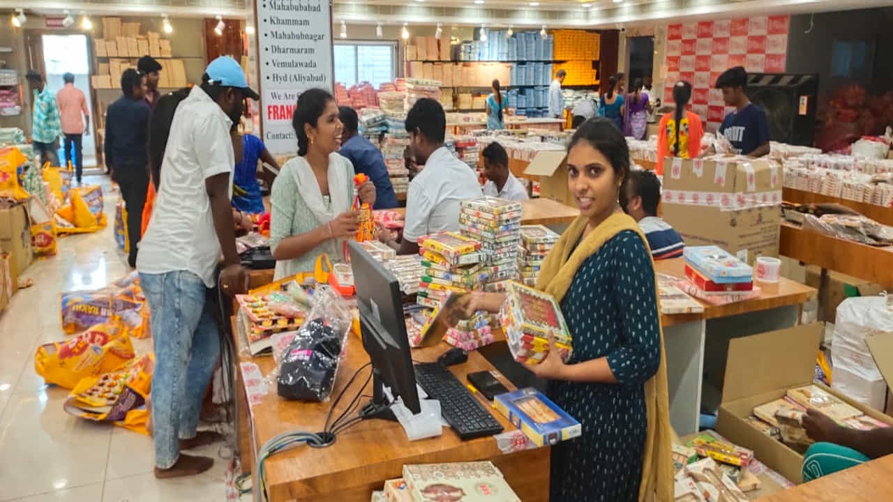 ఎస్ఆర్ఆర్ రాఖీ సెంటర్ లో రాఖీలు పది పైసల నుంచి రూ. 500 ధరకు లభిస్తున్నాయి. సుమారు 50 వేల రకాల రాఖీలను తయారు చేసి విక్రయిస్తున్నారు. బార్ కోడింగ్ పద్ధతిలో బిల్లింగ్ చేస్తున్నారు. హైదరాబాద్లోని దుకాణాలలో విక్రయించేందుకు ఈ ఏడాది పెద్ద ఎత్తున అక్కడి వ్యాపారులు పెద్దపల్లి రాఖీలను కొనుగోలు చేశారు. గతంలో రూ.10కి దొరికే రాఖీలు ప్రస్తుతం రూ.2కే దొరుకుతున్నాయి.