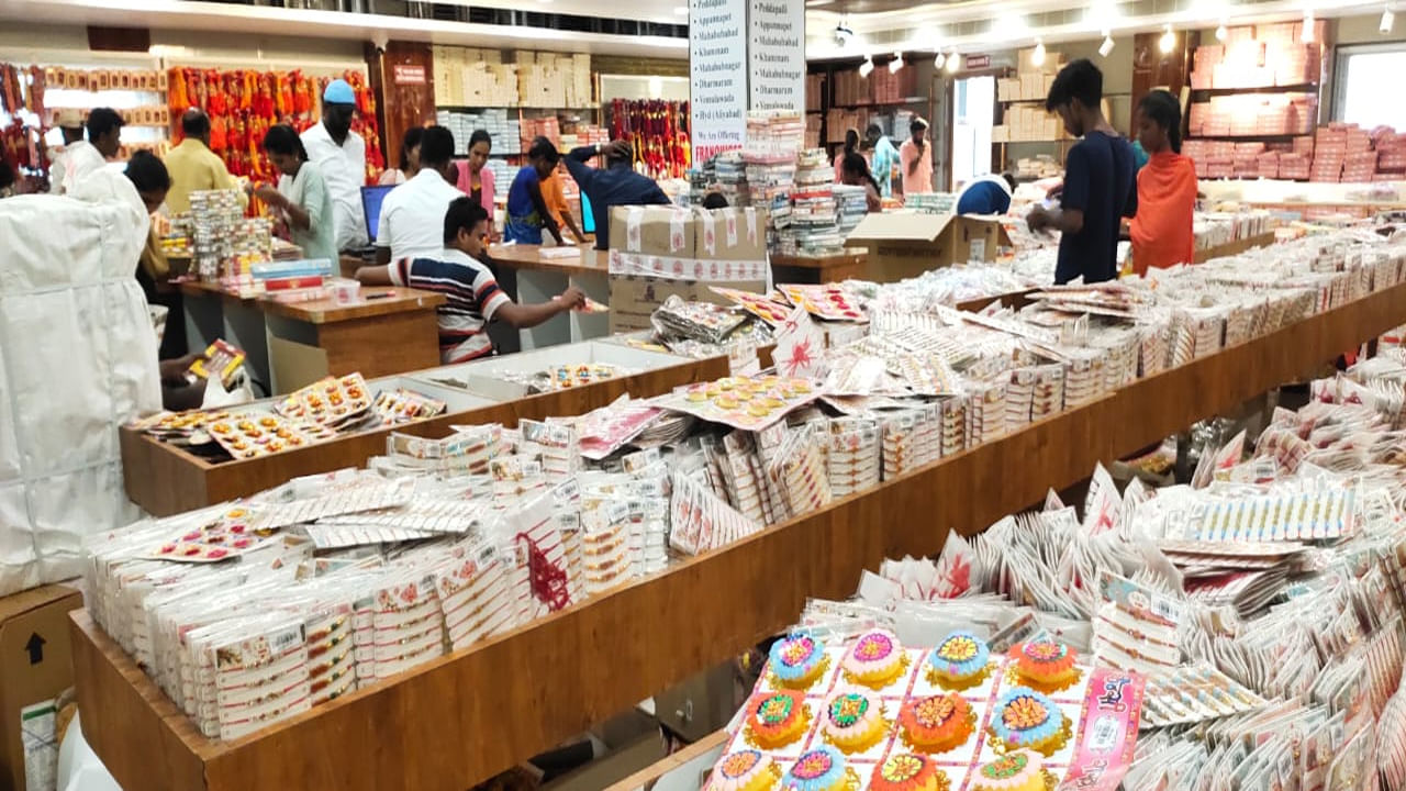 పెద్ద‌ప‌ల్లి కేంద్రంగా త‌యార‌వుతున్న రాఖీల వ‌ల్ల సుమారు మూడు వేల మంది మహిళలకు ఉపాధి క‌లుగుతుంది. ఒక్కో మహిళ రోజుకు రూ. 300 నుండి రూ. 800 వరకు సంపాదిస్తున్నారు. ఒక చిన్న ప‌రిశ్ర‌మ‌లా రాఖీల‌ను ఉత్ప‌త్తి చేస్తున్నారు.
