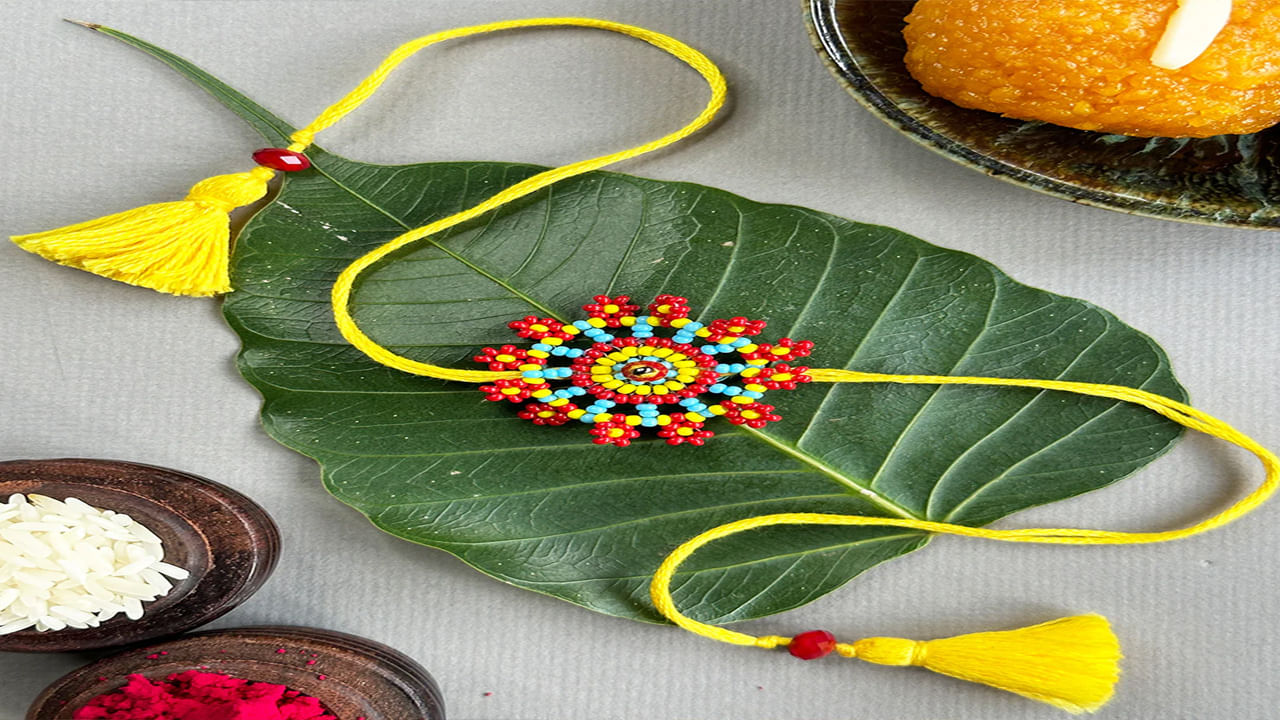 పెద్ద‌ప‌ల్లిలో రాఖీ తయారీ కేంద్రం నెలకొల్పడంతో గతంలో కంటే 70 శాతం ధరలు తగ్గాయి. ఎస్‌ఆర్‌ఆర్‌ సీజన్‌ సెంటర్‌లో హోల్‌సెల్‌, రిటైల్‌లో రాఖీలు విక్రయిస్తున్నాం. ఇతర రాష్ట్రాల నుండి ముడి సరుకులు తీసుకువచ్చి రాఖీలు తయారు చేయడం వల్ల ఈ ప్రాంతంలోని మూడు వేల మందికిపైగా మహిళలకు గత కొన్నేళ్లుగా ఉపాధి కల్పిస్తున్నాం. జనవరి నుంచి ఆగస్టు వరకు 8 నెలలపాటు మహిళలకు ఉపాధి అవకాశాలు ఉంటాయి