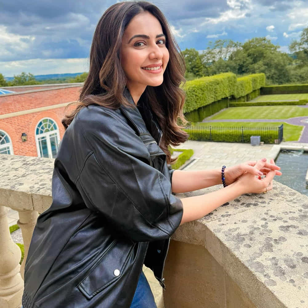 ఇప్పుడు ఈ బ్యూటీ సినిమాల పరంగా సైలెంట్ అయ్యింది. సినిమాల్లో బిజీగా లేకపోయినా సోషల్ మీడియాలో మాత్రం చాలా యాక్టివ్ గా ఉంటూ అభిమానులను పలకరిస్తుంది రకుల్. ఈ క్రమంలోనే తాజాగా కొన్ని ఫోటోలను వదిలింది ఈ వయ్యారి భామ. 