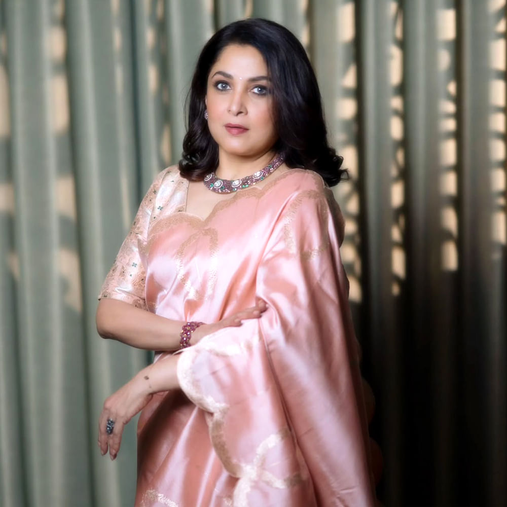 అప్పట్లో ఏ సినిమా చూసినా ఆమె హీరోయిన్ గా కనిపించేవారు. నటనతో పాటు తన గ్లామర్ తో అప్పటి కుర్రాళ్లను కిర్రెక్కించారు. రమ్యకృష్ణ  తెలుగు, తమిళ్ కలిపి దాదాపు అందరు స్టార్ హీరోలతో సినిమాలు చేసి మెప్పించారు. అలాగే ఆమె కేరీర్ లో ఎన్నో సూపర్ హిట్ సినిమాలు ఉన్నాయి. అప్పటి యూత్ రమ్యకృష్ణ అంటే పడి చచ్చిపోయేవారు.