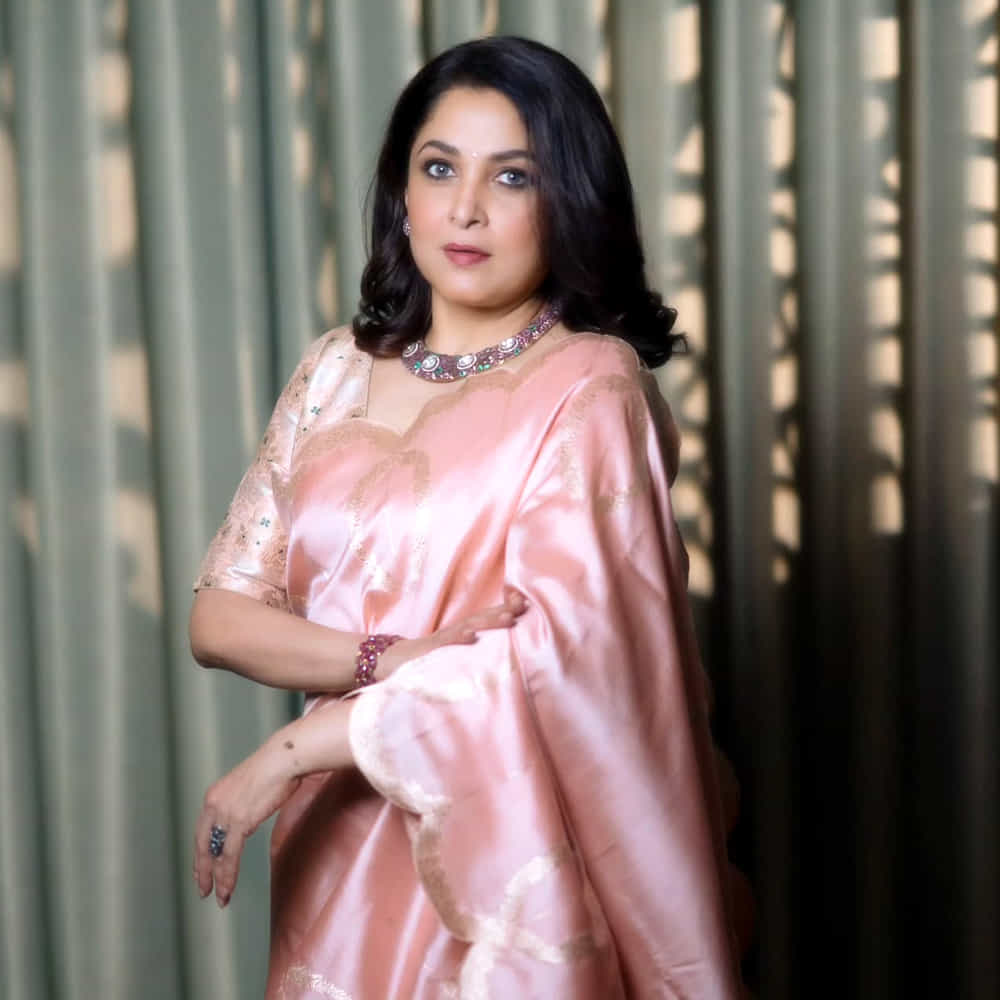 అప్పట్లో ఏ సినిమా చూసినా ఆమె హీరోయిన్ గా కనిపించేవారు. నటనతో పాటు తన గ్లామర్ తో అప్పటి కుర్రాళ్లను కిర్రెక్కించారు. రమ్యకృష్ణ  తెలుగు, తమిళ్ కలిపి దాదాపు అందరు స్టార్ హీరోలతో సినిమాలు చేసి మెప్పించారు. అలాగే ఆమె కేరీర్ లో ఎన్నో సూపర్ హిట్ సినిమాలు ఉన్నాయి. అప్పటి యూత్ రమ్యకృష్ణ అంటే పడి చచ్చిపోయేవారు.