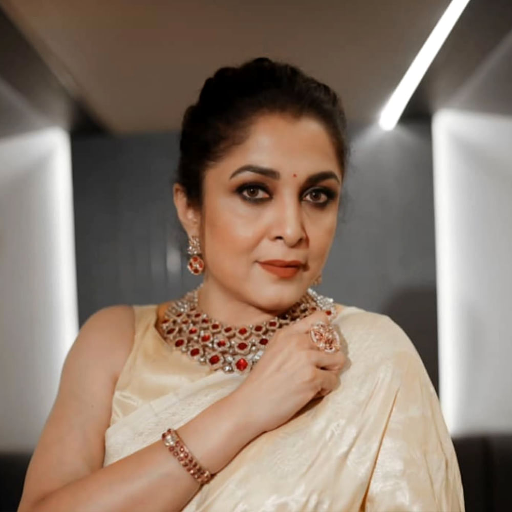 కేవలం రమ్యకృష్ణను చూడటానికే సినిమాకు వెళ్లేవారు కూడా ఉన్నారు.ఇదిలా ఉంటే రమ్యకృష్ణ ఓ సినిమాలో ఓ సన్నివేశాని చేయడానికి అస్సలు ఒప్పుకోలేదట.. ఆ సీన్ చేయలేక కన్నీళ్లు కూడా పెట్టుకుందట.. అయినా సరే దర్శకుడు ఒప్పుకోలేదట.. చివరకు తప్పక ఆ సీన్ చేసిందట రమ్యకృష్ణ. 