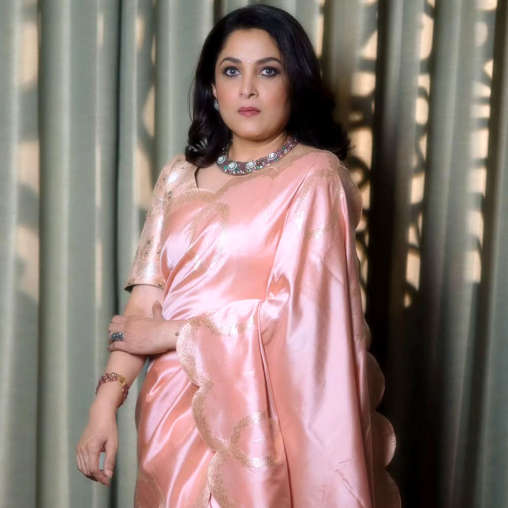 ఒకప్పుడు హీరోయిన్స్ గా రాణించిన చాలా మంది ఇప్పుడు క్యారెక్టర్ ఆర్టిస్ట్ లుగా సహాయక పాత్రలు చేస్తూ ప్రేక్షకులను మెప్పిస్తున్నారు. అలాంటి వారిలో ముందువరసలో ఉండే పేరు మాత్రం రమ్యకృష్ణ. స్టార్ హీరోయిన్ రమ్యకృష్ణ ప్రస్తుతం సెకండ్ ఇన్నింగ్ లో దూసుకుపోతున్నారు. ఇప్పుడంటే సహాయక పాత్రలు చేస్తున్నారు కానీ.. అప్పటిలో రమ్యకృష్ణ టాలీవుడ్‌ను దున్నేశారు. 