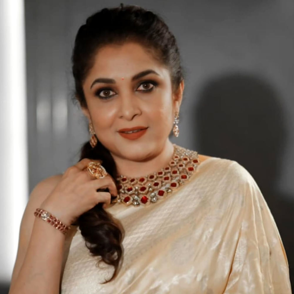 రమ్య కృష్ణ కెరీర్ లో బిగెస్ట్ బ్లాక్ బస్టర్ గా నిలిచిన సినిమా నరసింహ.. తాజాగా ఓ ఇంటర్వ్యూలో దర్శకుడు కేఎస్ రవికుమార్ మాట్లాడుతూ.. సినిమాలో ఓ సన్నివేశంలో నీలాంబరి తన పాదంతో సౌందర్య చెంపను తాకాల్సి ఉంటుంది.  ఆ సీన్ చేయడానికి రమ్య చాలా ఇబ్బందిపడ్డారు. చేయను అని కన్నీళ్లు కూడా పెట్టుకున్నారని తెలిపాడు రవికుమార్. 