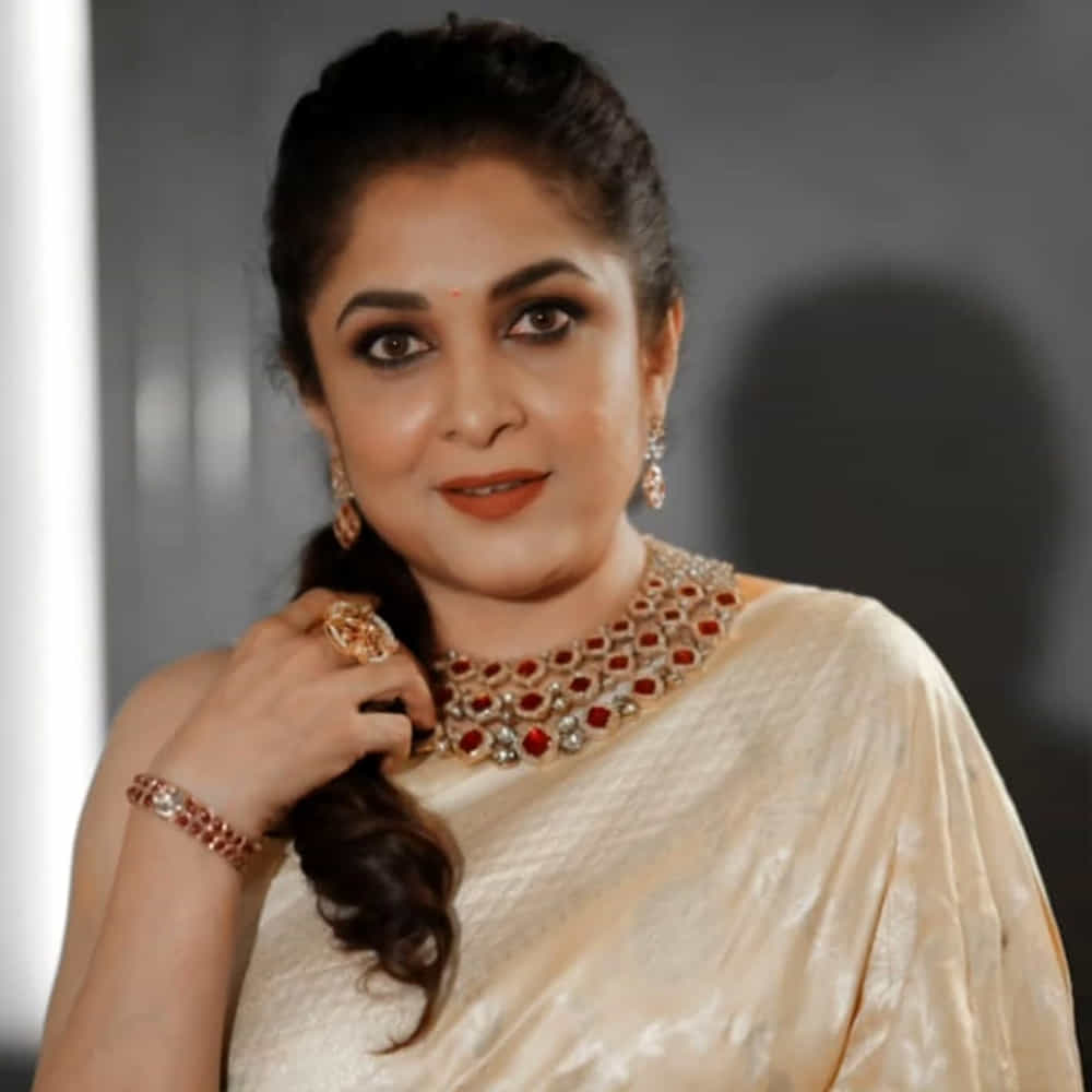 రమ్య కృష్ణ కెరీర్ లో బిగెస్ట్ బ్లాక్ బస్టర్ గా నిలిచిన సినిమా నరసింహ.. తాజాగా ఓ ఇంటర్వ్యూలో దర్శకుడు కేఎస్ రవికుమార్ మాట్లాడుతూ.. సినిమాలో ఓ సన్నివేశంలో నీలాంబరి తన పాదంతో సౌందర్య చెంపను తాకాల్సి ఉంటుంది.  ఆ సీన్ చేయడానికి రమ్య చాలా ఇబ్బందిపడ్డారు. చేయను అని కన్నీళ్లు కూడా పెట్టుకున్నారని తెలిపాడు రవికుమార్. 