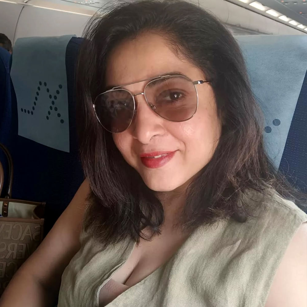 అయితే సౌందర్యే ముందుకు వచ్చి 'ఏం పర్వాలేదు' అని ధైర్యం చెప్పి.. రమ్యకృష్ణ కాలిని చెంప దగ్గర పెట్టుకున్నారని రవికుమార్ తెలిపారు. అలా ఆసీన్ ను పూర్తి చేశాం అని గుర్తు చేసుకున్నారు దర్శకుడు రవి కుమార్. ప్రస్తుతం రమ్యకృష్ణ పలు సినిమాల్లో సహాయక పాత్రల్లో నటిస్తున్నారు. 