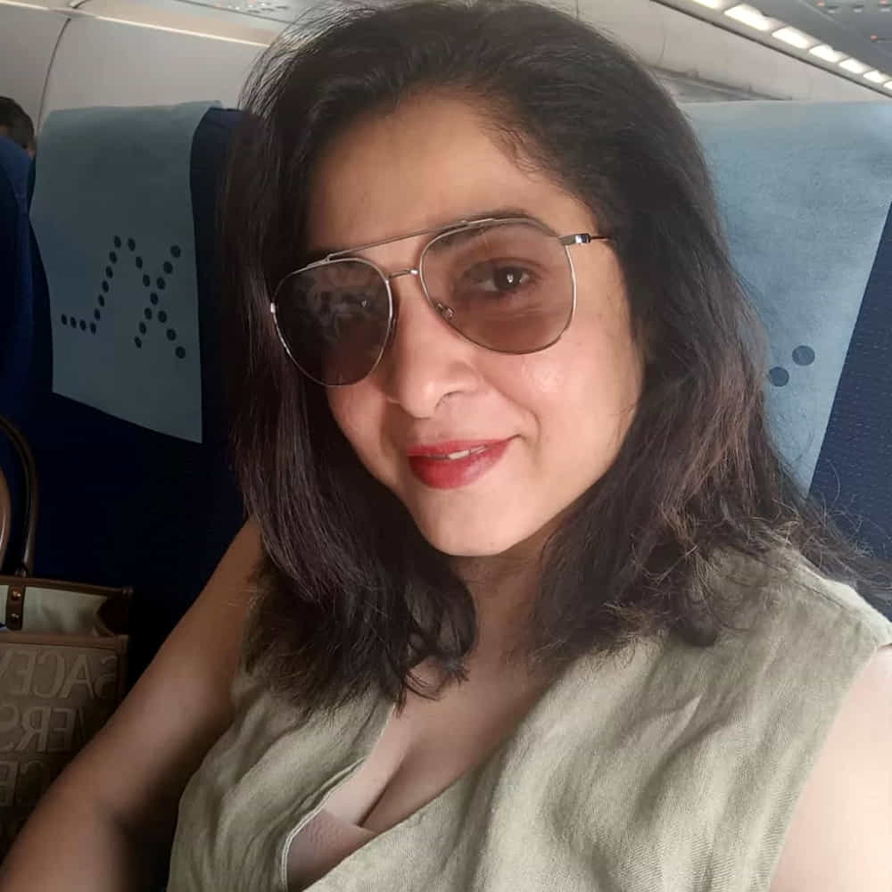 అయితే సౌందర్యే ముందుకు వచ్చి 'ఏం పర్వాలేదు' అని ధైర్యం చెప్పి.. రమ్యకృష్ణ కాలిని చెంప దగ్గర పెట్టుకున్నారని రవికుమార్ తెలిపారు. అలా ఆసీన్ ను పూర్తి చేశాం అని గుర్తు చేసుకున్నారు దర్శకుడు రవి కుమార్. ప్రస్తుతం రమ్యకృష్ణ పలు సినిమాల్లో సహాయక పాత్రల్లో నటిస్తున్నారు. 