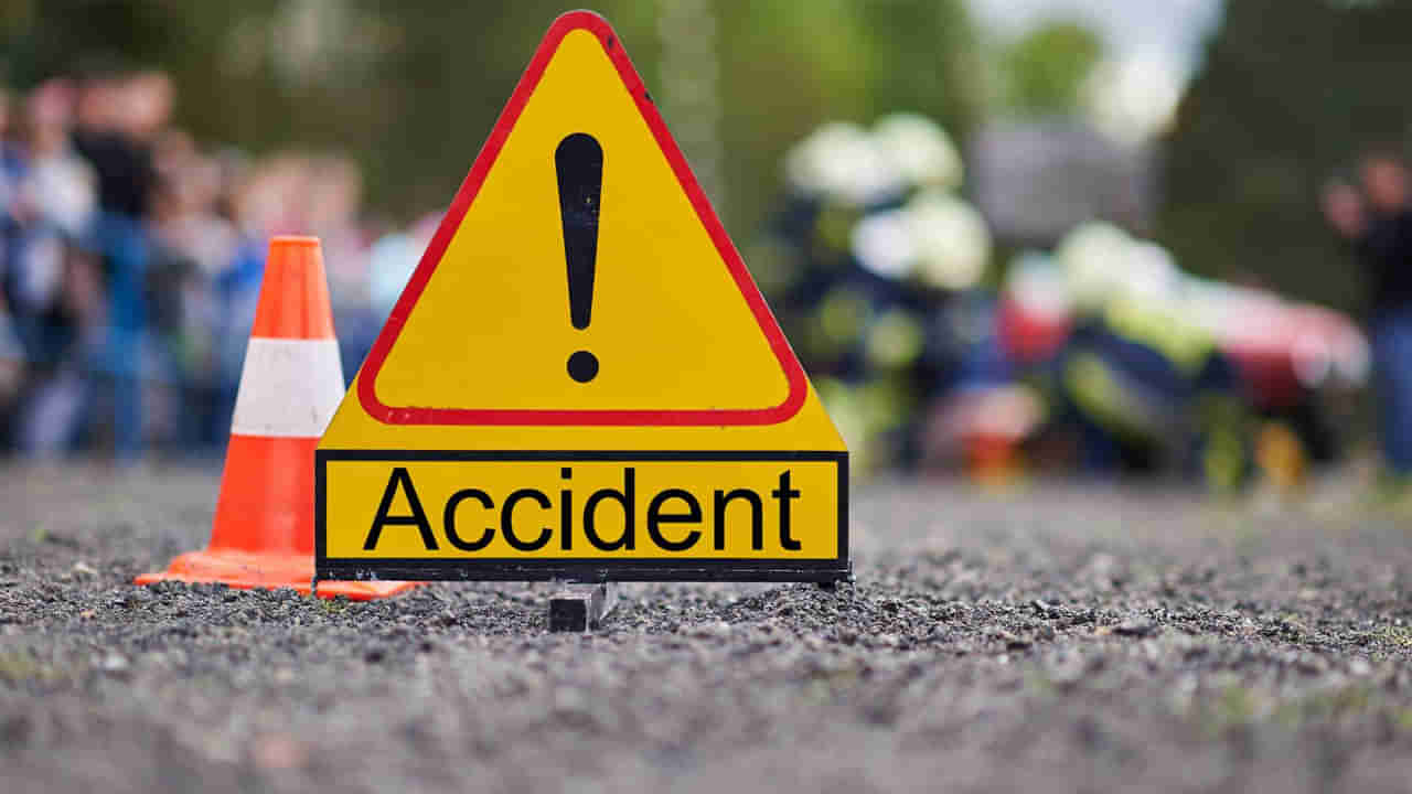 Accident: రంగారెడ్డి జిల్లాలో ఘోర ప్రమాదం.. లారీ ఢీకొని తండ్రీకూతురు మృతి!