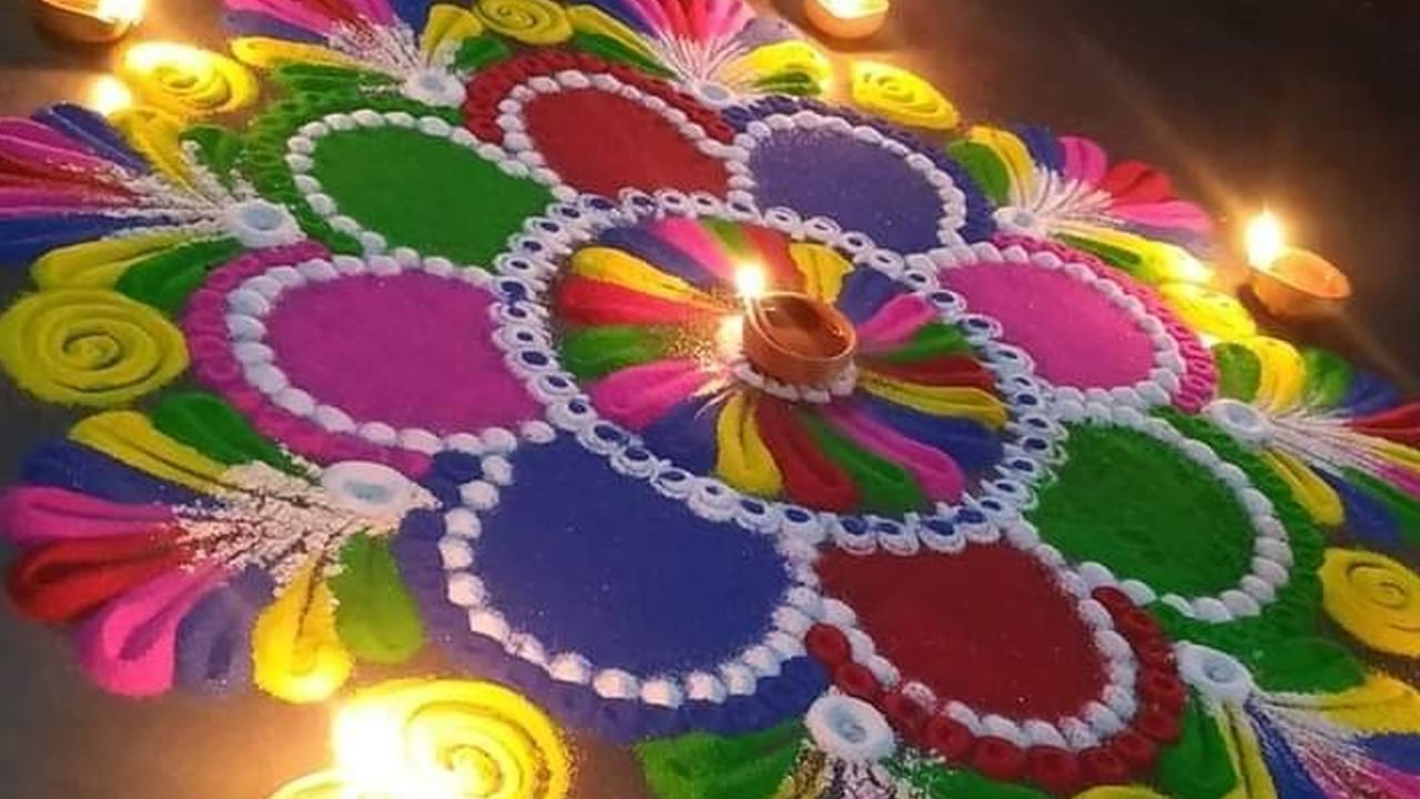 వ్రతానికి ముందు ఇంటిని శుభ్రంగా కడగాలి, ఇది లక్ష్మీదేవిని ఆహ్వానించడానికి శుభ్రమైన వాతావరణాన్ని సృష్టిస్తుంది. ఇంటి ముందు రంగురంగుల ముగ్గులు వేయడం వల్ల కూడా లక్ష్మీదేవి అనుగ్రహం లభిస్తుందని నమ్ముతారు. మంచి ముగ్గుల కోసం మీరు ఆన్లైన్‎లో కూడా చూడవచ్చు. 