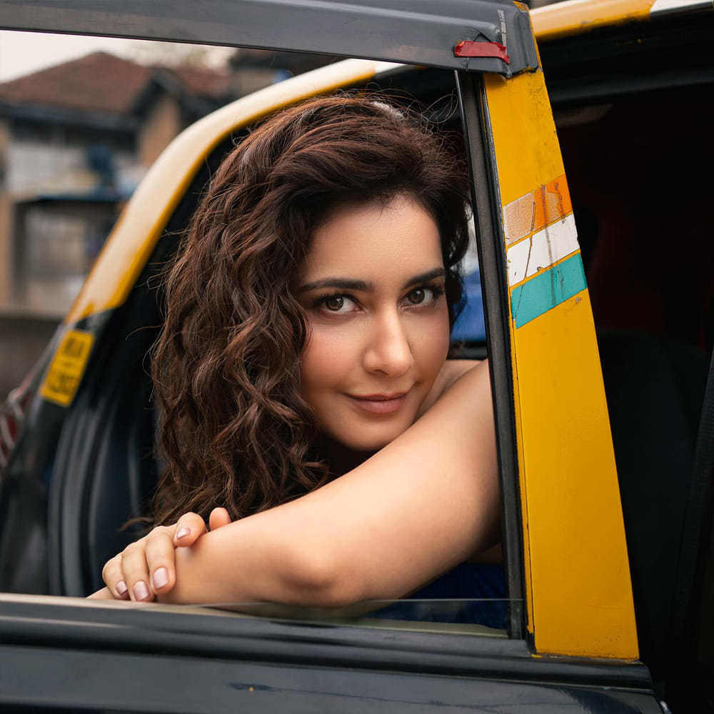 ఆతర్వాత ఊహలు గుసగుసలాడే సినిమాతో టాలీవుడ్ కు పరిచయం అయ్యింది ఈ వయ్యారి భామ. మొదటి సినిమా మంచి విజయాన్ని అందుకుంది. అలాగే అందం, నటన పరంగాను రాశీ ఖన్నాకు మంచి మార్కులు పడ్డాయి.ఇక రాశీ ఖన్నా తెలుగులో వరుసగా సినిమాలు చేసింది.