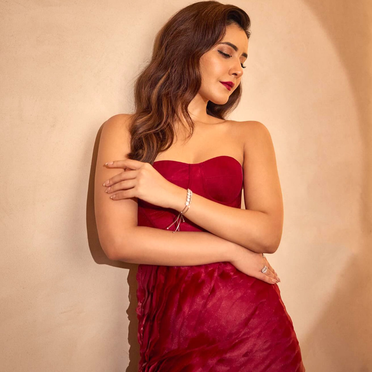 హీరోయిన్ గా సక్సెస్ కావడం అంత ఈజీ కాదు. ఎంతో మంది కుర్ర హీరోయిన్స్ ఇప్పటికీ స్టార్ డమ్ కోసం ఎదురుచూస్తున్నారు. అవకాశాలు వస్తున్న అదృష్టం కలిసి రాని భామల్లో రాశి ఖన్నా ఒకరు. ముందుగా ఈ చిన్నది బాలీవుడ్ లో సినిమాలు చేసింది.