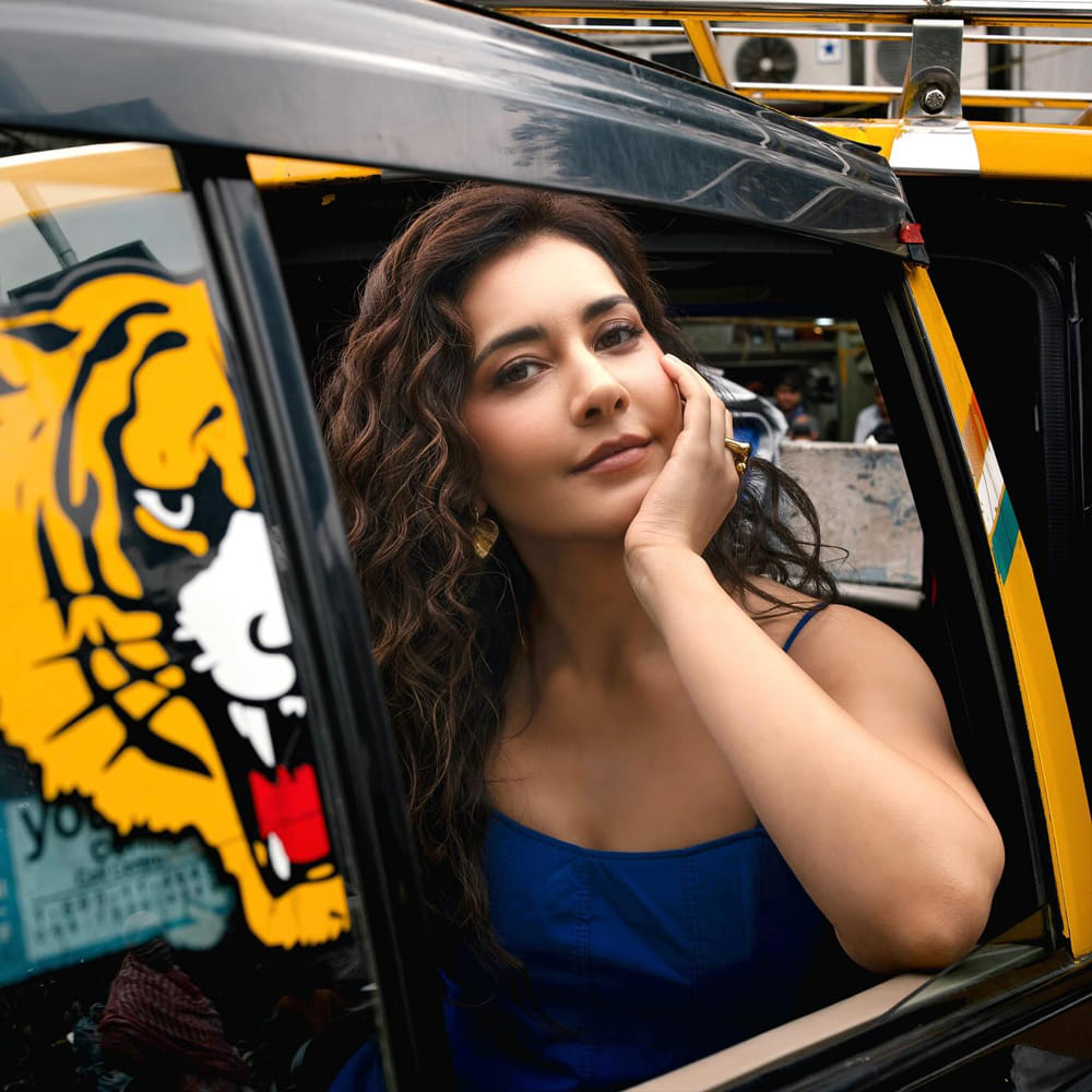 యంగ్ హీరోలకు జోడీగా నటిస్తూ దూసుకుపోయింది ఈ అమ్మడు. అలాగే తమిళ్ లోనూ ఛాన్స్ లు అందుకుంది. తెలుగులో స్టార్ హీరో ఎన్టీఆర్ నటించిన జై లవ కుశ సినిమాలోనూ నటించింది. కానీ ఈ అమ్మడు అంతగా అవకాశాలు రావడం లేదు.