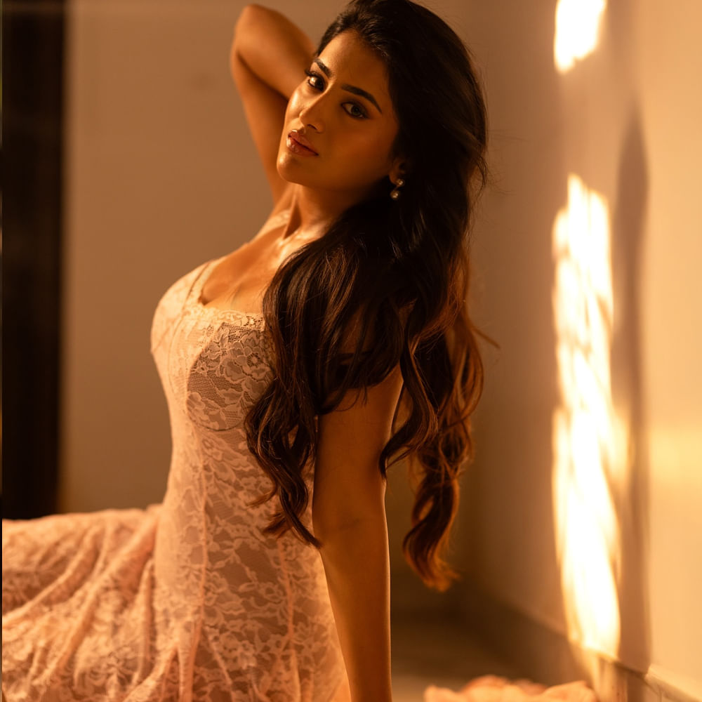 రాశి సింగ్.. సోషల్ మీడియాలో తెగ సందడి చేస్తుంది. నిత్యం లేటేస్ట్ ఫోటోషూట్స్ షేర్ చేస్తూ అభిమానులను ఆకట్టుకుంటున్న ఈ వ్యయారి.. ఇప్పుడు తాజాగా షేర్ చేసిన ఫోటోస్ నెటిజన్లను ఫిదా చేస్తున్నాయి.