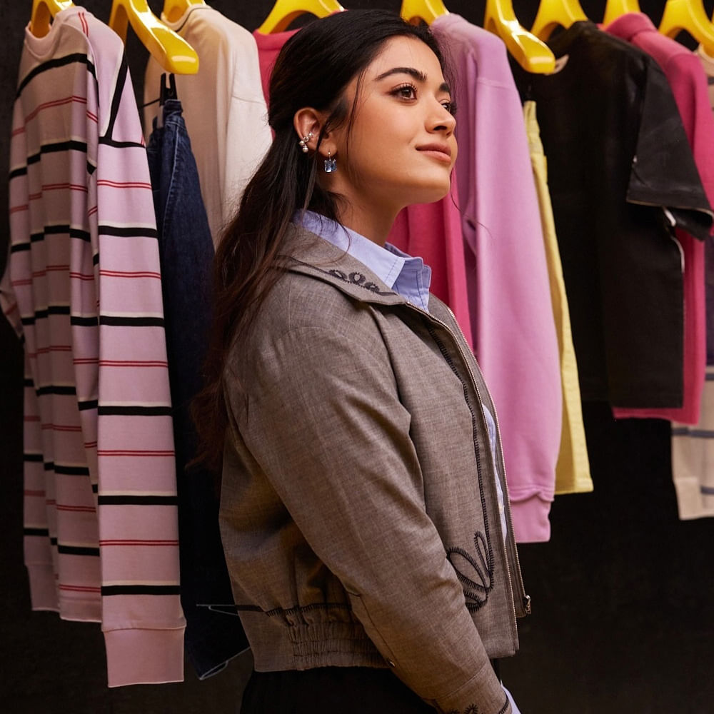 సాటి మనుషుల్ని కాస్త ఊపిరి పీల్చుకోనిద్దాం. మనం ఎదగడం కోసం పక్కవాళ్ల గొంతు నొక్కక్కర్లేదన్నారు ఈ బ్యూటీ. ఈ ప్రపంచం చాలా పెద్దది.. మనందరికీ స్థలం ఉందన్నది రష్మిక నమ్మే సిద్ధాంతం. 