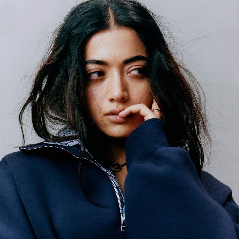 నటిగా సొసైటీలోకి వచ్చాక తన రియల్‌ ఎమోషన్స్ ని కూడా చాలా మంది ఫేక్‌ అనుకునే ప్రమాదం ఉందని, దాన్ని తన బలహీనతగా ఎవరూ చూడకూడదని.. అందుకే కొన్నిసార్లు గోప్యత తప్పదని అన్నారు రష్మిక. 
