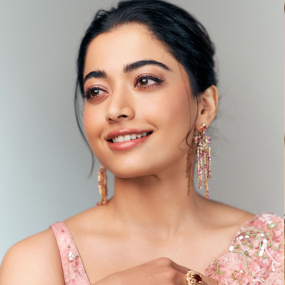 1996లో జన్మించిన రష్మిక మందన్నా మోడలింగ్ రంగంలోకి అడుగుపెట్టింది. కిరిక్ పార్టీ సినిమాతో కథానాయికగా పరిచయమైన ఈ అమ్మడు.. ఫస్ట్ మూవీతోనే సూపర్ హిట్ అందుకుంది. ఛలో సినిమాతో తెలుగు తెరకు పరిచయమైన ఈ బ్యూటీకి తెలుగులో వరుస ఆఫర్స్ అందుకుంది.