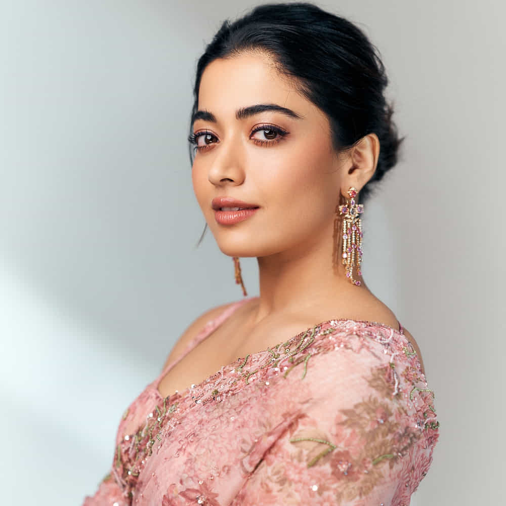 ప్రస్తుతం వరుస హిట్లతో ఫుల్ జోష్ మీదుంది హీరోయిన్ రష్మిక మందన్నా. అలాగే అటు అత్యధిక పారితోషికం తీసుకునే హీరోయిన్లలో ఒకరిగా మారింది. తెలుగు, హిందీ భాషలలో అనేక చిత్రాల్లో నటిస్తుంది. తాజాగా ఈ అమ్మడు సంపాదన గురించి నెట్టింట తెగ చర్చ నడుస్తుంది.