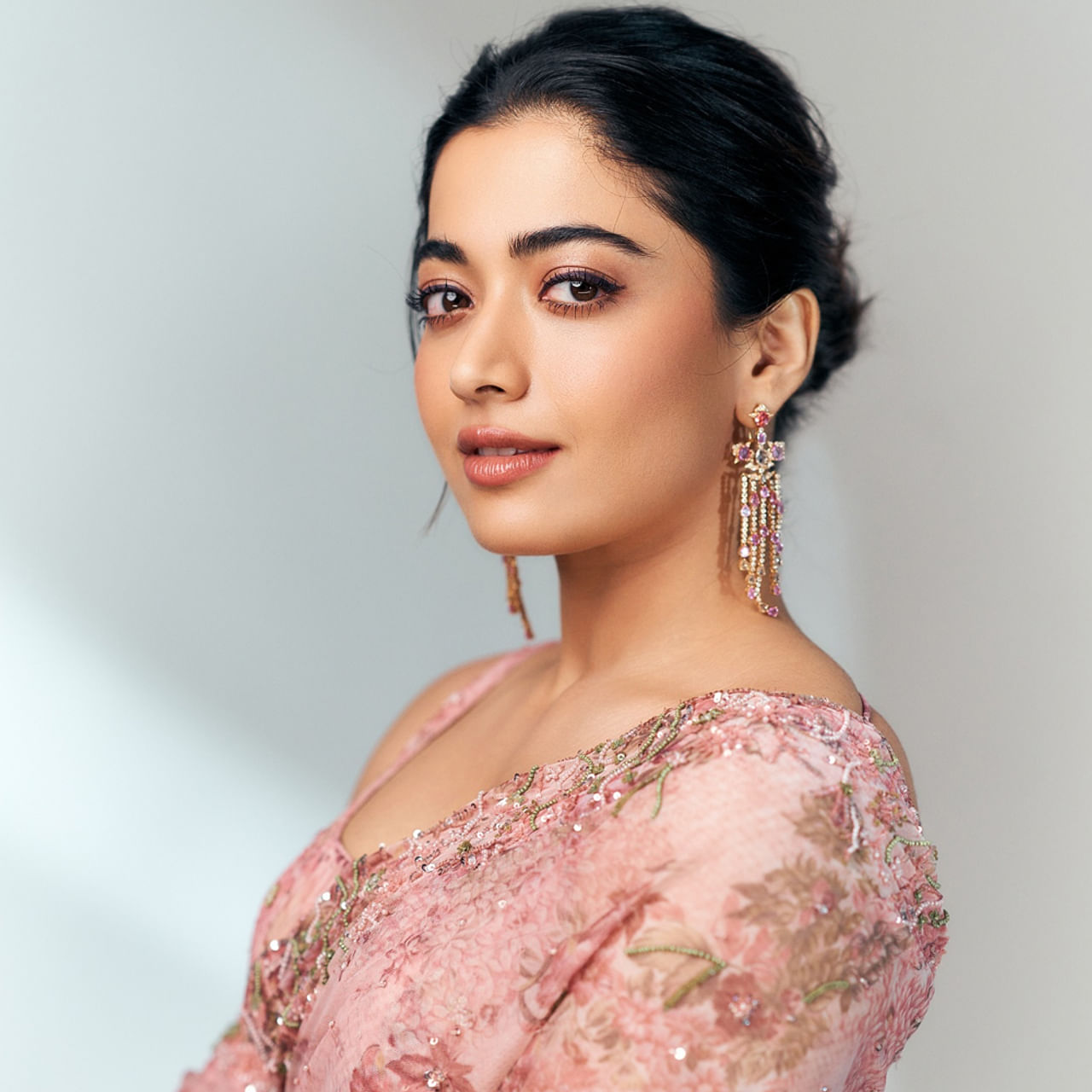 ప్రస్తుతం వరుస హిట్లతో ఫుల్ జోష్ మీదుంది హీరోయిన్ రష్మిక మందన్నా. అలాగే అటు అత్యధిక పారితోషికం తీసుకునే హీరోయిన్లలో ఒకరిగా మారింది. తెలుగు, హిందీ భాషలలో అనేక చిత్రాల్లో నటిస్తుంది. తాజాగా ఈ అమ్మడు సంపాదన గురించి నెట్టింట తెగ చర్చ నడుస్తుంది.