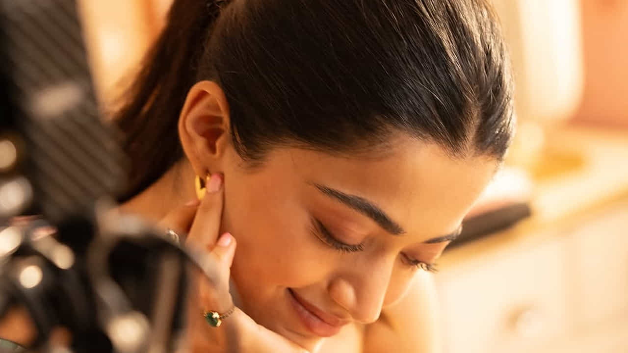 పుష్ప, పుష్ప 2, యానిమల్, ఛావా ఇలా ఈ అమ్మడు చేసిన సినిమాలన్నీ బ్లాక్ బస్టర్ హిట్స్ అవ్వడంతో లక్కీ హీరోయిన్గా మారిపోయింది. ఇక ఈ మధ్య రిలీజైన సికిందర్ ఫ్లాప్ అయినప్పటికీ ఈ అమ్మడు క్రేజ్ మాత్రం ఏ మాత్రం దగ్గలేదు. ప్రస్తుతం ఈ చిన్నది రష్మిక ది గర్లఫ్రెండ్, రెయిన్బోది సినిమాల్లో నటిస్తుంది.