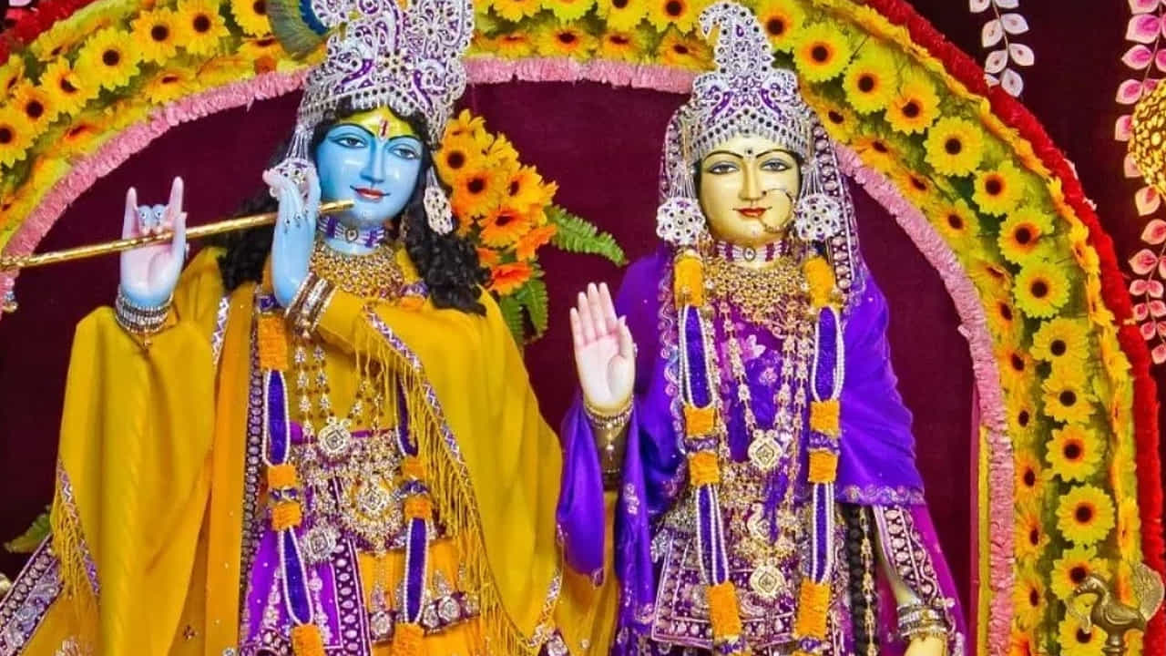 హిందూ పండుగలో ఒకటి శ్రీ కృష్ణ జన్మాష్టమి. ఈ పండగను కృష్ణ జన్మ భూమి మథురలో మాత్రమే కాదు యావత్ భారత దేశంలో ఎంతో ఉత్సాహంగా జరుపుకుంటారు. ఈ పండగ సందర్భంగా దేశవ్యాప్తంగా ఉన్న శ్రీ కృష్ణ దేవాలయాలతో పాటు.. వైష్ణవ క్షేత్రాల్లో కూడా జరుపుకుంటారు. ఈ మేరకు ఇప్పటికే ఆలయాలను అలంకరించారు. అయితే కృష్ణాష్టమి పండగ రోజున మాత్రమే కాదు కన్నయ్య భక్తులు తప్పనిసరిగా తమ జీవితంలో ఒక్కసారైనా సందర్శించాల్సిన రాధా-కృష్ణ దేవాలయాలను గురించి ఈ రోజు తెలుసుకుందాం..