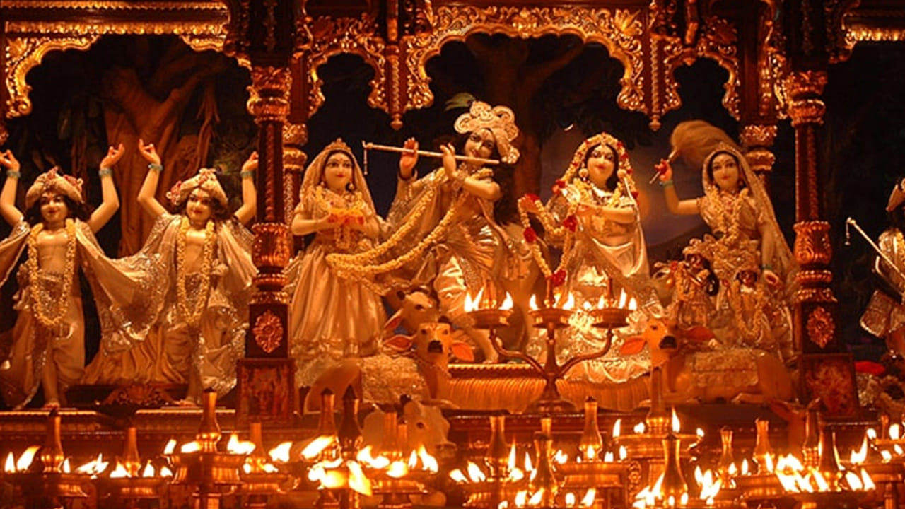 
శ్రీ రాధా మదన్ మోహన్ ఆలయం బృందావనం లోని పురాతన ఆలయాలలో ఒకటి. ఇది నాగర శైలిలో నిర్మించబడింది. యమునా నది ఒడ్డున ఉంది. కాలియా ఘాట్‌కు దగ్గరగా 50 అడుగుల ఎత్తులో ఉంది . ఈ ఆలయం శీతాకాలంలో ఉదయం 6 గంటల నుంచి రాత్రి 8 గంటల వరకు, వేసవి నెలల్లో రాత్రి 9.30 గంటల వరకు తెరిచి ఉంటుంది.
 