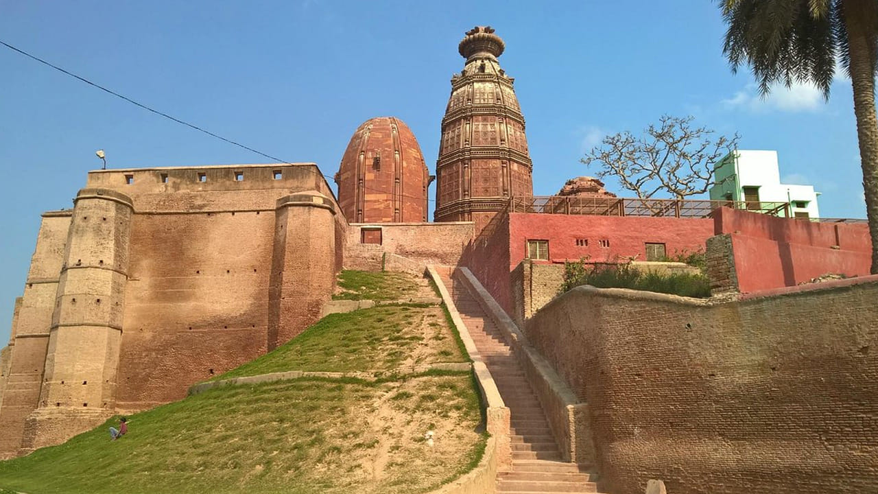 శ్రీ రాధా రామన్ ఆలయం బృందావనంలో ఉన్న మరొక ఆలయం. దీనిని మదన్ మోహన్ ఆలయం అని కూడా పిలుస్తారు. ద్వాదశాదిత్య కొండపై ఉన్న ఒక ముఖ్యమైన పుణ్యక్షేత్రం ఈ ఆలయంలోని కృష్ణుని విగ్రహం చాలా ప్రసిద్ధి చెందింది.. ఈ ఆలయాన్ని మొదట కృష్ణుని ముని మనవడు వజ్రనాభుడి ప్రతిష్టించాడు. తర్వత ఈ విగ్రహాన్ని అద్వైత ఆచార్య కనుగొన్నారు. తర్వాత బృందావనంలోని ఆరుగురు గోస్వామిలలో ఒకరైన గోపాల్ భట్ట గోస్వామి 1542 ADలో స్థాపించారు.