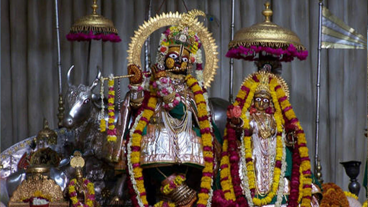 ఉత్తరప్రదేశ్‌లోని శ్రీ రాధా దామోదర్ ఆలయం బృందావనంలోని అత్యంత పవిత్రమైనది. పురాతనమైనదిగా పరిగణించబడుతుంది. ఈ ఆలయం 1542లో శ్రీల జీవ గోస్వామి స్థాపించారు. ఇది గౌడియ వైష్ణవ సంప్రదాయానికి చెందినది. ఈ ఆలయంలో గర్భ గుడిలో శ్రీ రాధా దామోదరుడిని (కృష్ణుడు) పూజిస్తారు.  ఆలయ ప్రాంగణంలో రాధా కృష్ణులతో పాటు ఇతర దేవతా మూర్తుల విగ్రహాలు కూడా ఉన్నాయి. 
