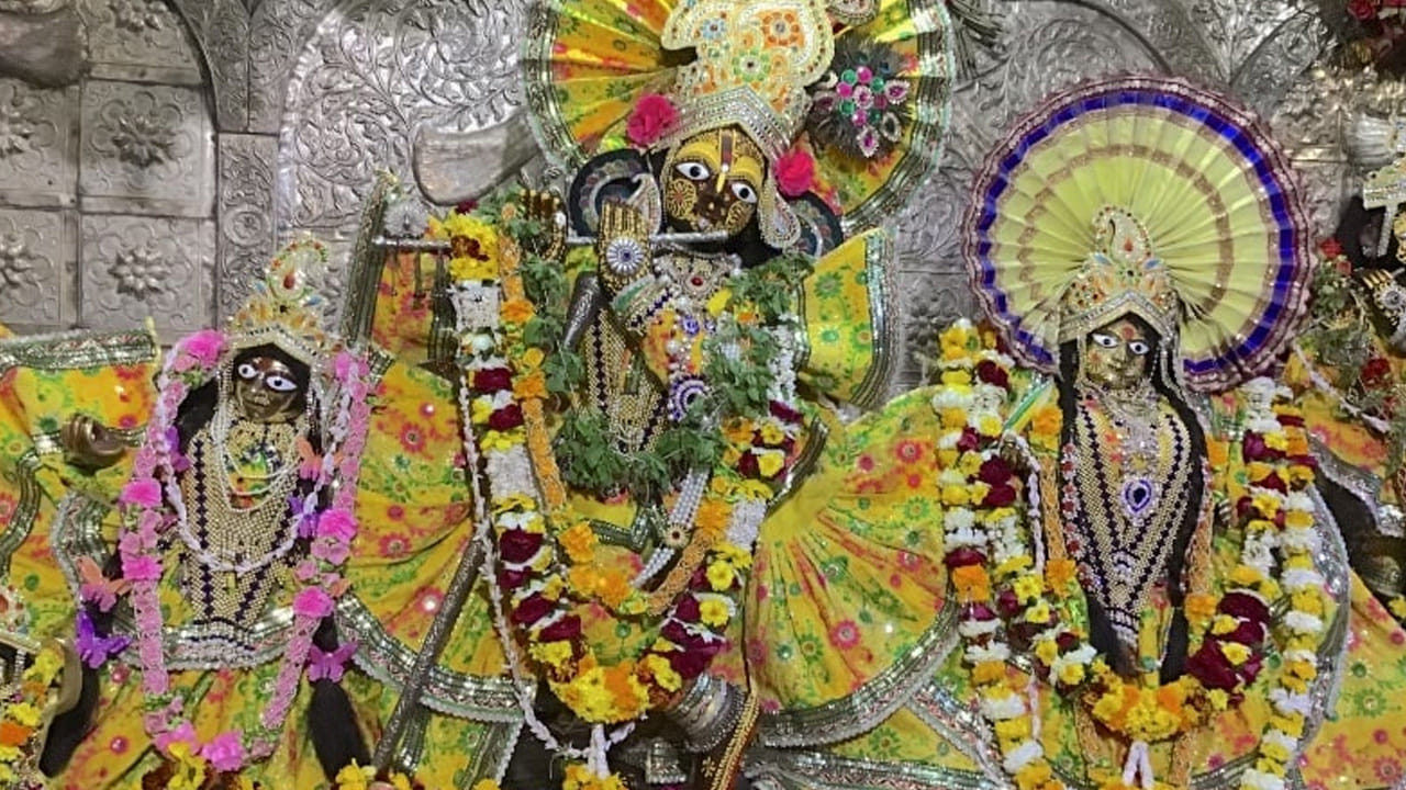 శ్రీ శ్రీ రాధా రసబిహారి ఆలయం ముంబైలోని జుహులో ఉన్న ఒక అద్భుతమైన పాలరాయి ఆలయ సముదాయం. తెలుపు, ఎరుపు పాలరాయితో అందంగా కనిపిస్తుంది. శ్రీకృష్ణునికి అంకితం చేయబడిన ఈ ఆలయం ఇస్కాన్ ఆలయం, శ్రీ శ్రీ రాధా రసబిహారి ఆలయం, హరే రామ హరే కృష్ణ దేవాలయం వంటి పేర్లతో ప్రసిద్ధి చెందింది. ఒకప్పుడు దట్టమైన అడవి తప్ప మరేమీ లేని ప్రదేశంలో ఆలయాన్ని నిర్మించడం నిజంగా ఆశ్చర్యం కలిగించే విషయమే. 
