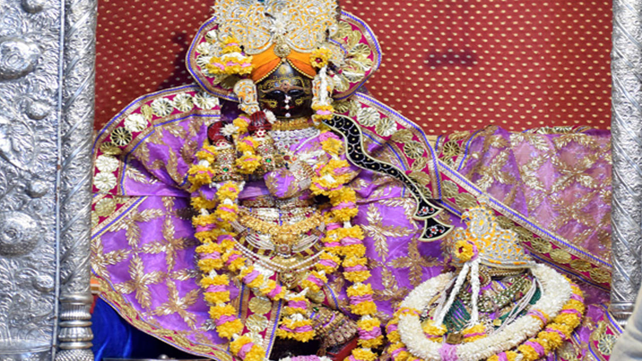 మధురలోని శ్రీ రాధావల్లభ్ లాల్ జీ ఆలయాన్ని రాధావల్లభ ఆలయం అని కూడా పిలుస్తారు. 16వ శతాబ్దంలో స్థాపించబడిన పురాతన ఆలయం. ఈ ఆలయాన్ని శ్రీ హిట్ హరివంశ మహాప్రభువు నిర్మించాడు. ఈ ఆలయంలో రాధా వల్లభ సంప్రదాయం చాలా ముఖ్యమైనది. ఈ సంప్రదాయంలో రాధా, కృష్ణుడికి సమానంగా ప్రాముఖ్యత ఇస్తారు. రాధా వల్లభ అనేది కృష్ణుడిని సూచించే ఒక పేరు. ఈ ఆలయంలో రాధా, కృష్ణుడిని పూజిస్తారు.  
