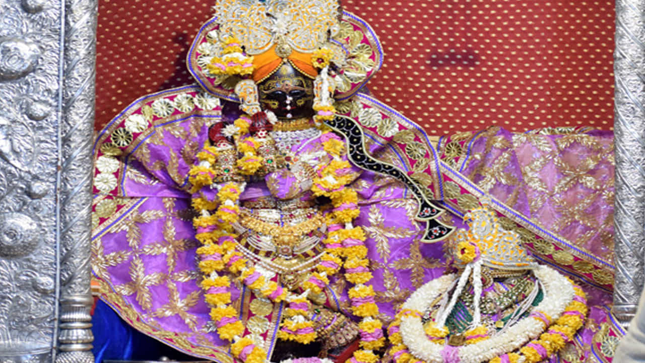 మధురలోని శ్రీ రాధావల్లభ్ లాల్ జీ ఆలయాన్ని రాధావల్లభ ఆలయం అని కూడా పిలుస్తారు. 16వ శతాబ్దంలో స్థాపించబడిన పురాతన ఆలయం. ఈ ఆలయాన్ని శ్రీ హిట్ హరివంశ మహాప్రభువు నిర్మించాడు. ఈ ఆలయంలో రాధా వల్లభ సంప్రదాయం చాలా ముఖ్యమైనది. ఈ సంప్రదాయంలో రాధా, కృష్ణుడికి సమానంగా ప్రాముఖ్యత ఇస్తారు. రాధా వల్లభ అనేది కృష్ణుడిని సూచించే ఒక పేరు. ఈ ఆలయంలో రాధా, కృష్ణుడిని పూజిస్తారు.