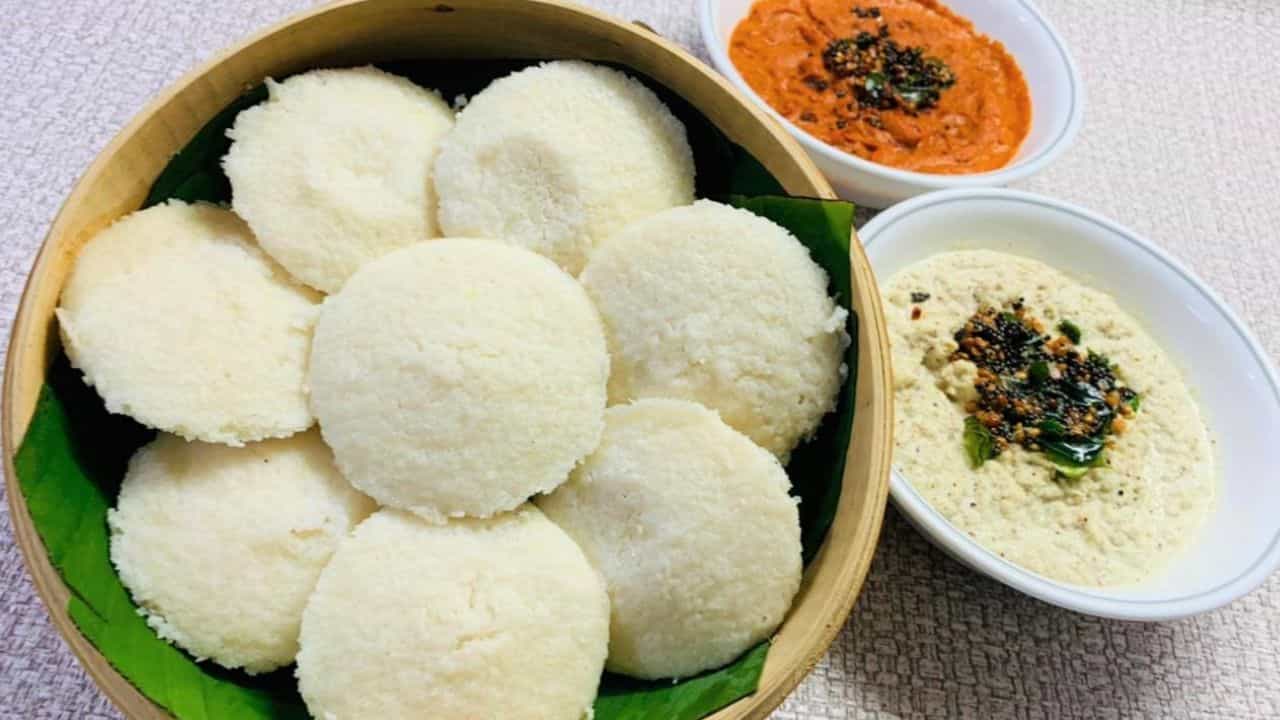 రవ్వ ఇడ్లీ.. రవ్వ ఇడ్లీ ఉదయం బ్రేక్‌ఫాస్ట్‌కు ఒక అద్భుతమైన ఎంపిక. ఇందులో ప్రోటీన్ ఎక్కువగా, కేలరీలు తక్కువగా ఉంటాయి.