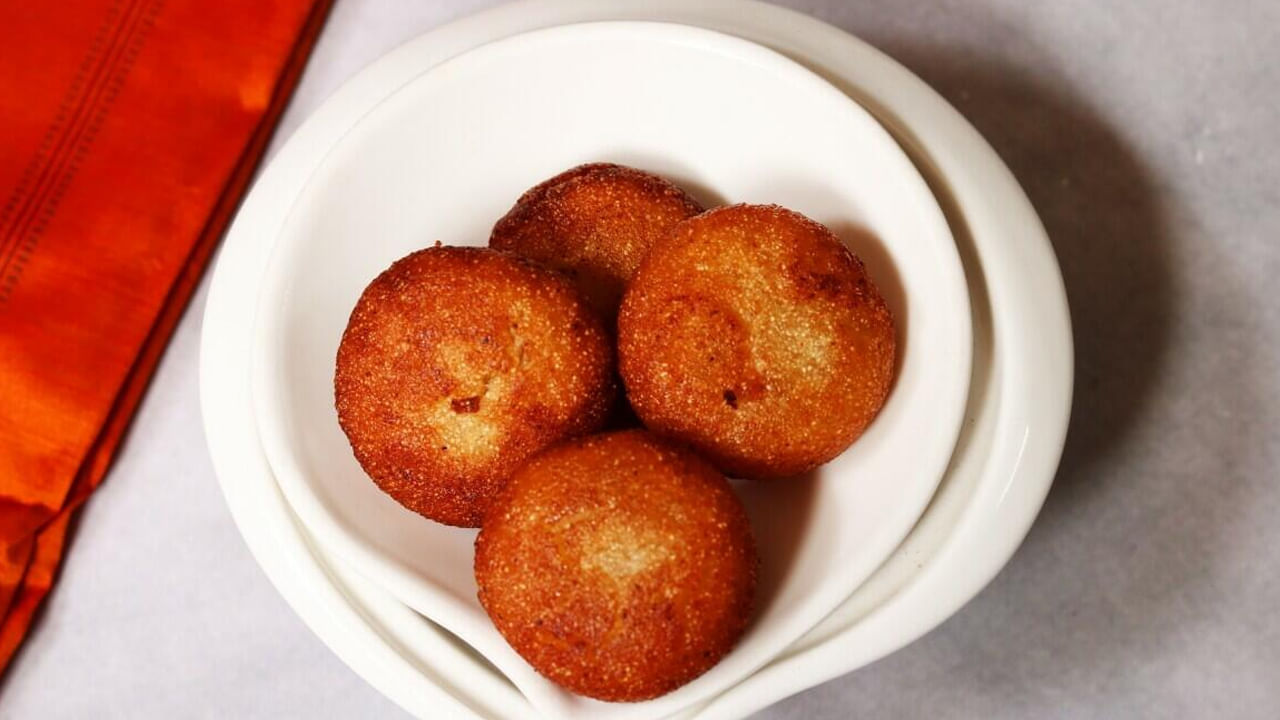 అప్పాలు: అప్పాలకి కావాల్సిన పదార్థాలు బొంబాయి రవ్వ: ఒక కప్పు, చక్కెర : 3/4 కప్పు, యాలకులు : 3, నెయ్యి : 5 టేబుల్స్పూన్స్, నూనె : తగినంత రవ్వ అప్పాలు తయారీకి కావాల్సిన పదార్థాలు. ఒక గిన్నెలో రెండు కప్పుల నీళ్లు పోసి మరుగుతున్నప్పుడు.. కొద్దిగా నెయ్యి వేసి రెండు నిమిషాల తర్వాత రవ్వ వేసి ఉండలు కట్టకుండా కలిపి సన్నని మంటమీద 5 నిమిషాలు మూత పెట్టి ఉంచి దించేయాలి. కాస్త చల్లారనిచ్చి చక్కెర, యాలకుల పొడి వేసి కలపాలి. దీన్ని మళ్లీ స్టౌ మీద పెట్టి సన్నని మంట మీద రెండు నిమిషాలు ఉంచాలి. కలిపినప్పుడు తప్ప.. మిగతా సమయంలో మూత పెట్టే ఉంచి ఐదు నిమిషాలు తర్వాత దించేయాలి. ఆ తర్వాత వీటిని చిన్న ఉండలుగా చేసి చేతికి నెయ్యి రాసుకొని వీటిని అప్పాల్లా ఒత్తుకోవాలి. ఇలా పిండి మొత్తం చేయాలి. ఆ తర్వాత బాండీలో నూనె పోసి అప్పాలను బంగారు రంగు వచ్చేవరకు వేయించాలి.