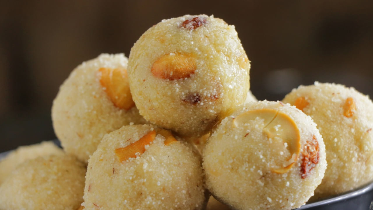 రవ్వలడ్డు: రవ్వలడ్డుకి కావాల్సిన పదార్థాలు బొంబాయి రవ్వ : ఒక కప్పు, చక్కెర : ఒక కప్పు, ఎండు కొబ్బరి పొడి : అర కప్పు, పాలు : పావు కప్పు, యాలకులు : 4, నెయ్యి : 3 టేబుల్ స్పూన్స్, జీడిపప్పు : 10, కిస్మిస్ : 10. చక్కెర, యాలకులను మిక్సీలో వేసి మెత్తటి పొడిగా గ్రైండ్ చేసుకోని పక్కన పెట్టాలి.తర్వాత కడాయిలో కొద్దిగా నెయ్యి వేసి కిస్మిస్, జీడిపప్పులను గోల్డెన్ కలర్ వచ్చేవరకు వేయించుకోని ఓ ప్లేటులోకి తీసి పక్కన పెట్టాలి. అదే బాండీలో మిగతా నెయ్యి వేసి స్లిమ్లో రవ్వ రవ్వ రంగు మారే వరకు వేయించుకోవాలి. తర్వాత పక్కన పెట్టిన చక్కెర, యాలకుల పొడి, వేయించుకున్న కిస్మిస్, జీడిపప్పులను వేసి బాగా కలిపి చివరగా పాలు వేసి మరికొద్దిసేపు కలుపుకోని స్టౌ మీది నుంచి దించి వేడిగా ఉన్నప్పుడే చేతికి నెయ్యి రాసుకొని లడ్డూలు చేసుకోవాలి. చల్లగా అయితే లడ్డూలు చేయడం కష్టం.