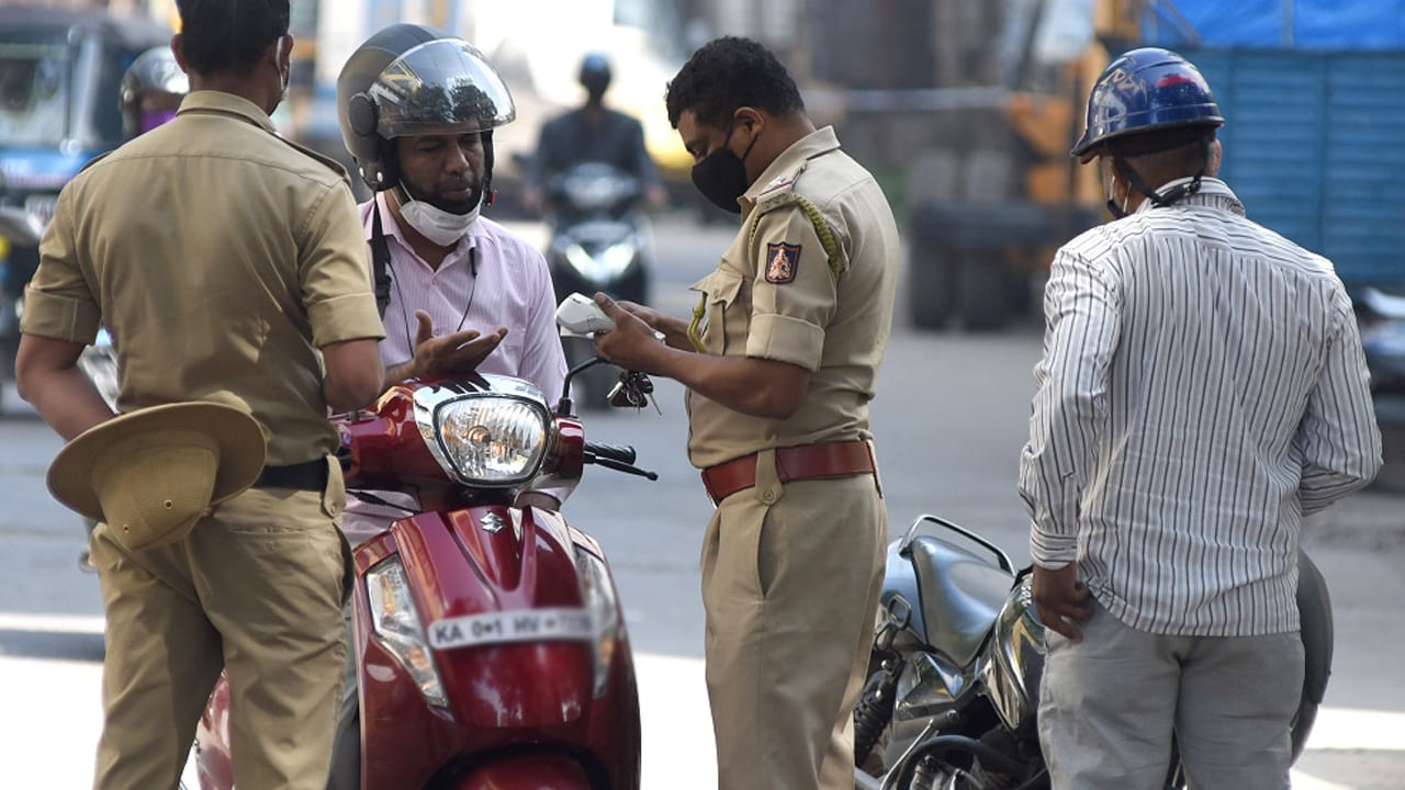 Viral: సాధారణ తనిఖీలు.. ఓ వ్యక్తిని ఆపిన పోలీసు.. అతడి ఫోన్ గ్యాలరీలో ఫోటోలు చూడగా
