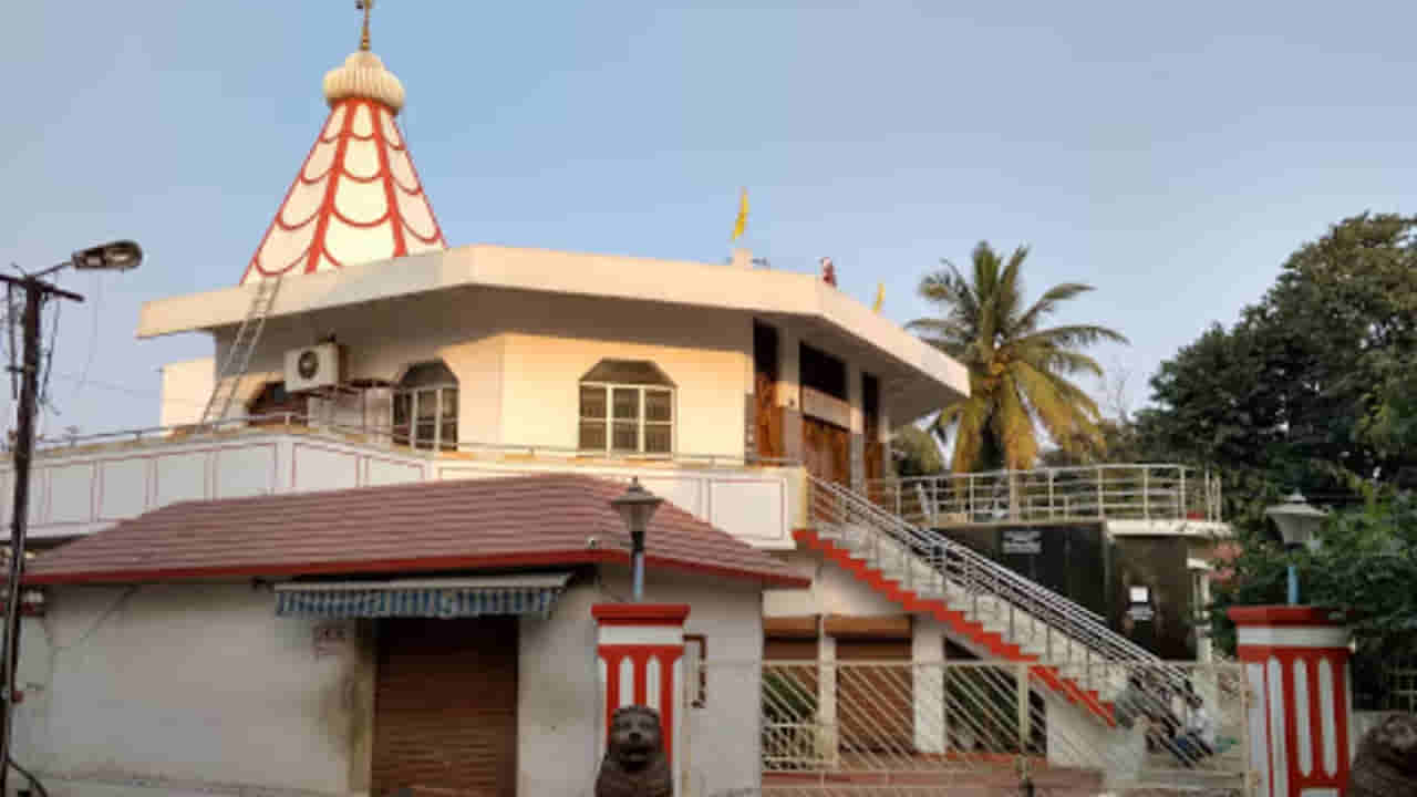 Andhra: దేవుడ్ని మొక్కేందుకు వచ్చిన భక్తులు.. గర్భగుడిలో కనిపించిన సీన్ చూసి..