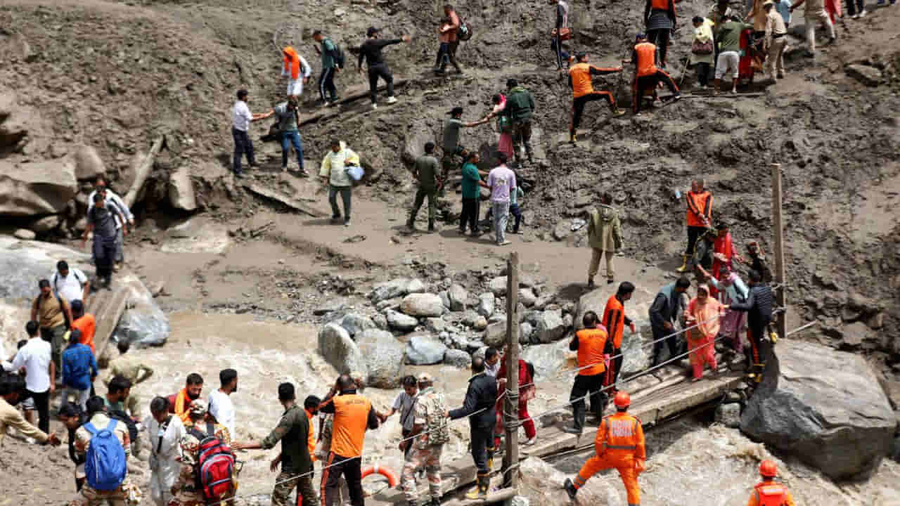 JK Cloudburst Video: కుప్పలు తెప్పలుగా బయటపడుతున్న శవాలు... ఆకస్మిక వరదల్లో కొట్టుకుపోయిన భక్తులు!