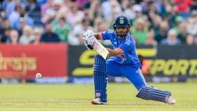 తన బ్యాట్కు రాఖీ కట్టి ఎమోషనల్ అయిన క్రికెటర్ తన బ్యాట్కు రాఖీ కట్టి ఎమోషనల్ అయిన క్రికెటర్