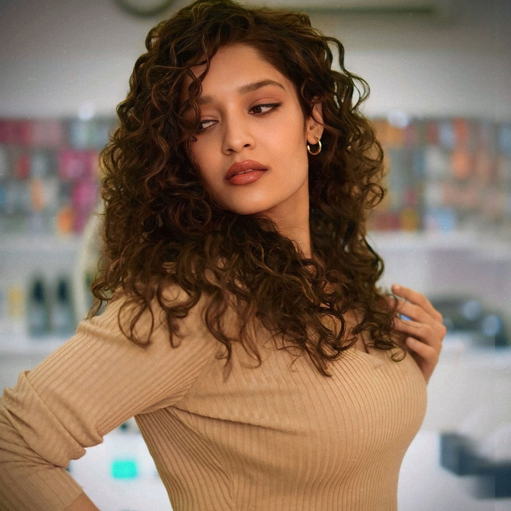 ఇక అందాల భామ రితికా సింగ్ 16 డిసెంబర్ 1994న ముంబైలో జన్మించింది. రితిక  నటి మాత్రమే కాదు ఆమె  గొప్ప మార్షల్ ఆర్టిస్ట్ కూడా.. చిన్నప్పటి నుంచి ఈ ముద్దుగుమ్మకు క్రీడలంటే మక్కువ  ఎక్కువ. అంతే కాదు ఆమె బాక్సర్‌ కూడా..