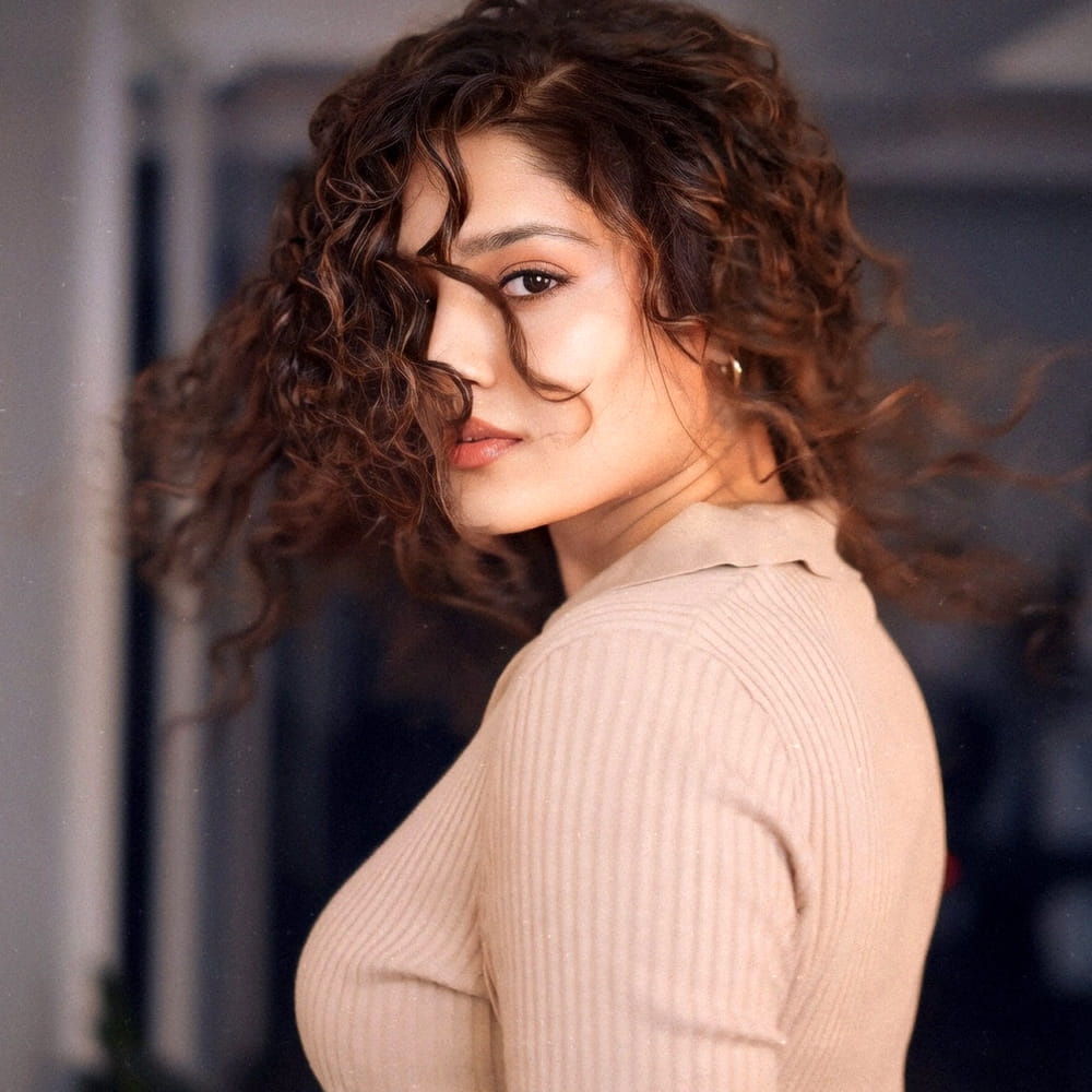 రజనీకాంత్, రాఘవ లారెన్స్, మాధవన్, విజయ్ సేతుపతి, దుల్కర్ సల్మాన్ , విజయ్ ఆంటోని వంటి చాలా మంది నటుల చిత్రాలలో నటించింది ఈ చిన్నది. ఇక సోషల్ మీడియాలో రితిక షేర్ చేసే ఫోటోలు అభిమానులను కవ్విస్తుంటాయి.