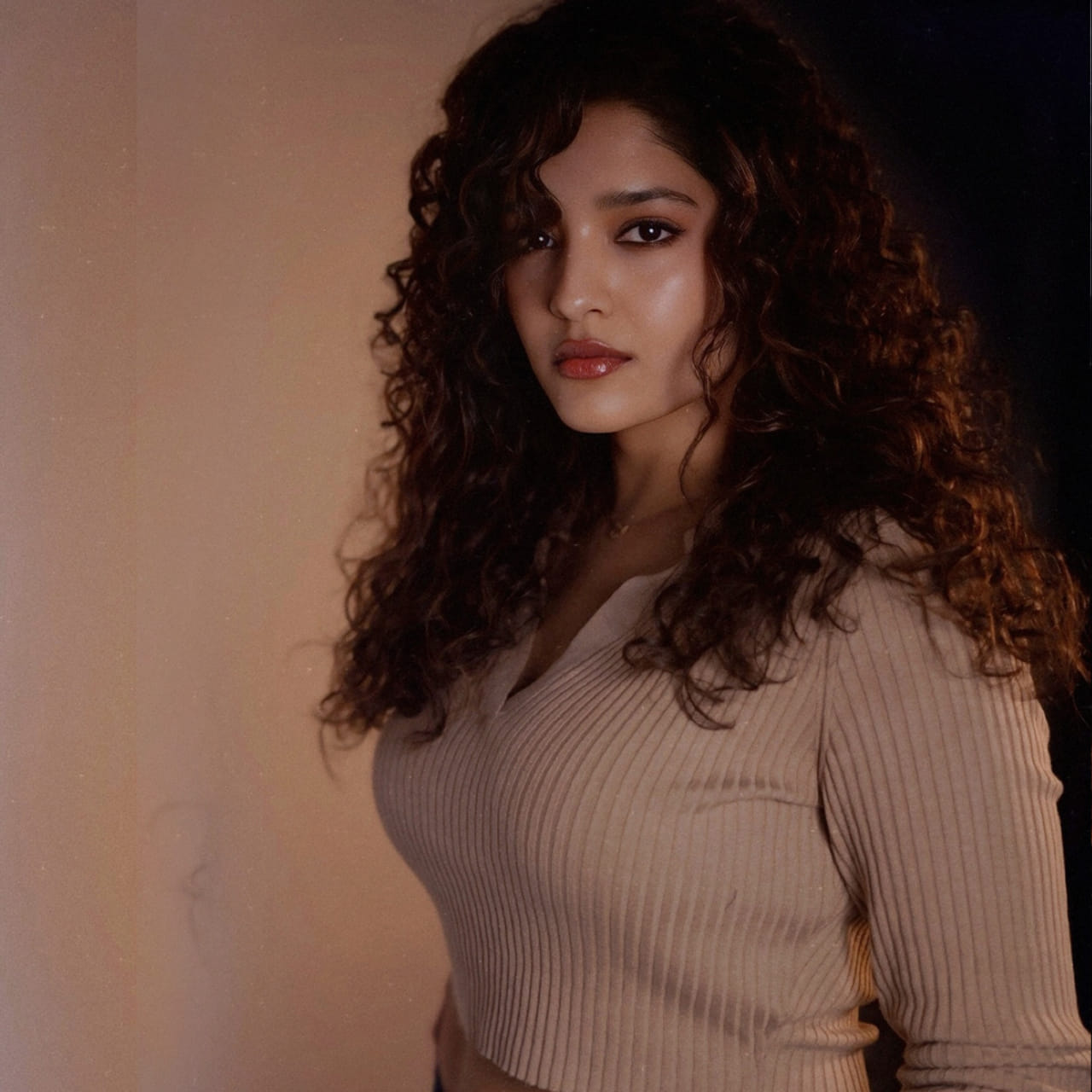 విక్టరీ వెంకటేష్ హీరోగా నటించిన గురు సినిమాతో తెలుగు ప్రేక్షకులను పలకరించింది వయ్యారి భామ రితిక సింగ్. ఈ సినిమాలో తన నటనతో ప్రేక్షకులను కట్టిపడేసింది. తొలి సినిమానే అయినా.. ప్రేక్షకులను విశేషంగా ఆకట్టుకుంది రితిక.