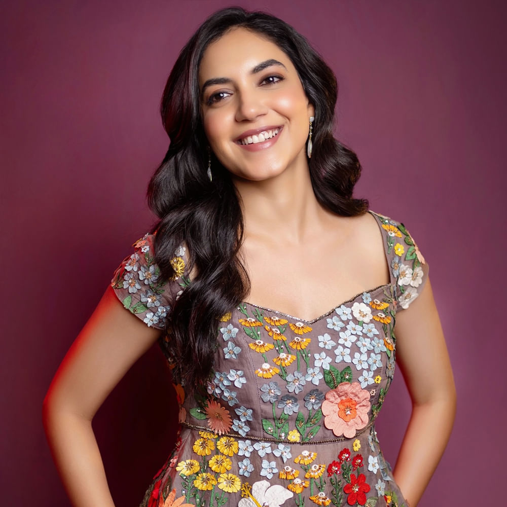 ఎవడే సుబ్రహ్మణ్యం సినిమాలో నటించింది. ఈ సినిమా హిట్ టాక్ సొంతం చేసుకుంది. ఆ తర్వాత పెళ్లి చూపులు సినిమాతో క్రేజ్ సొంతం చేసుకుంది. ఈ సినిమా తర్వాత తెలుగులో వరుస ఆఫర్స్ క్యూ కట్టాయి. ఈ అమ్మడు నటించిన చిత్రాలన్ని డిజాస్టర్స్ అయినప్పటికీ ఆఫర్స్ మాత్రం తగ్గలేదు. 