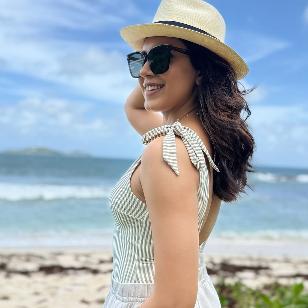 ఆమె మరెవరో కాదండి.. హీరోయిన్ రీతూ వర్మ. చైల్డ్ ఆర్టిస్టుగా కెరీర్ స్టార్ట్ చేసింది. ఎన్టీఆర్ హీరోగా నటించిన బాద్షా సినిమాలో బాలనటిగా కనిపించింది. ఇందులో కాజల్ చెల్లి పాత్రలో నటించింది. ఆ తర్వాత ప్రేమ ఇష్క్ కాదల్ అనే సినిమాతో కథానాయికగా వెండితెరకు పరిచయమైంది. 