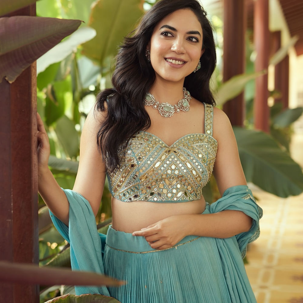 ఈ బ్యూటీకి ఎక్కువగా హిట్స్ రాకపోయినప్పటికీ అవకాశాలు మాత్రం తగ్గలేదు. తెలుగులో మొత్తం 12 సినిమాలు చేస్తే మూడు, నాలుగు మాత్రమే హిట్టయ్యాయి. ఇటీవల వచ్చిన మజాకా సినిమాక మిశ్రమ స్పందన వచ్చింది. ప్రస్తుతం ఈ బ్యూటీకి తమిళంలో ఎక్కువ అవకాశాలు వస్తున్నాయి.