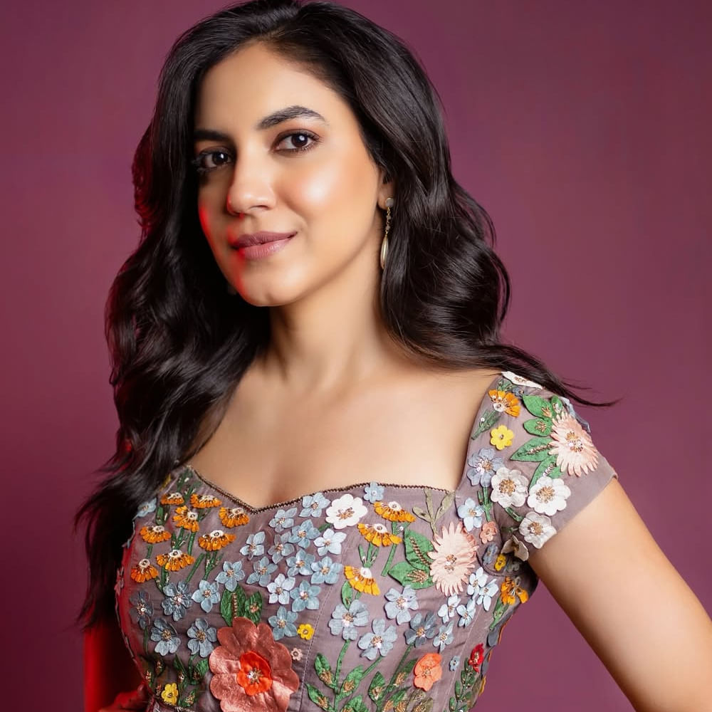 అలాగే ఇన్నాళ్లు సినిమాల్లో పద్దతిగా కనిపించిన రీతూ.. ఇప్పుడు సోషల్ మీడియాలో మాత్రమే గ్లామర్ రచ్చ చేస్తుంది. నిత్యం ఏదోక పోస్ట్ చేస్తూ నెటిజన్లను ఆకట్టుకుంటుంది. నెట్టింట గ్లామర్ షోతో కేక పెట్టిస్తోంది. తాజాగా ఈ అమ్మడు లేటేస్ట్ ఫోటోస్ తెగ వైరలవుతున్నాయి. 