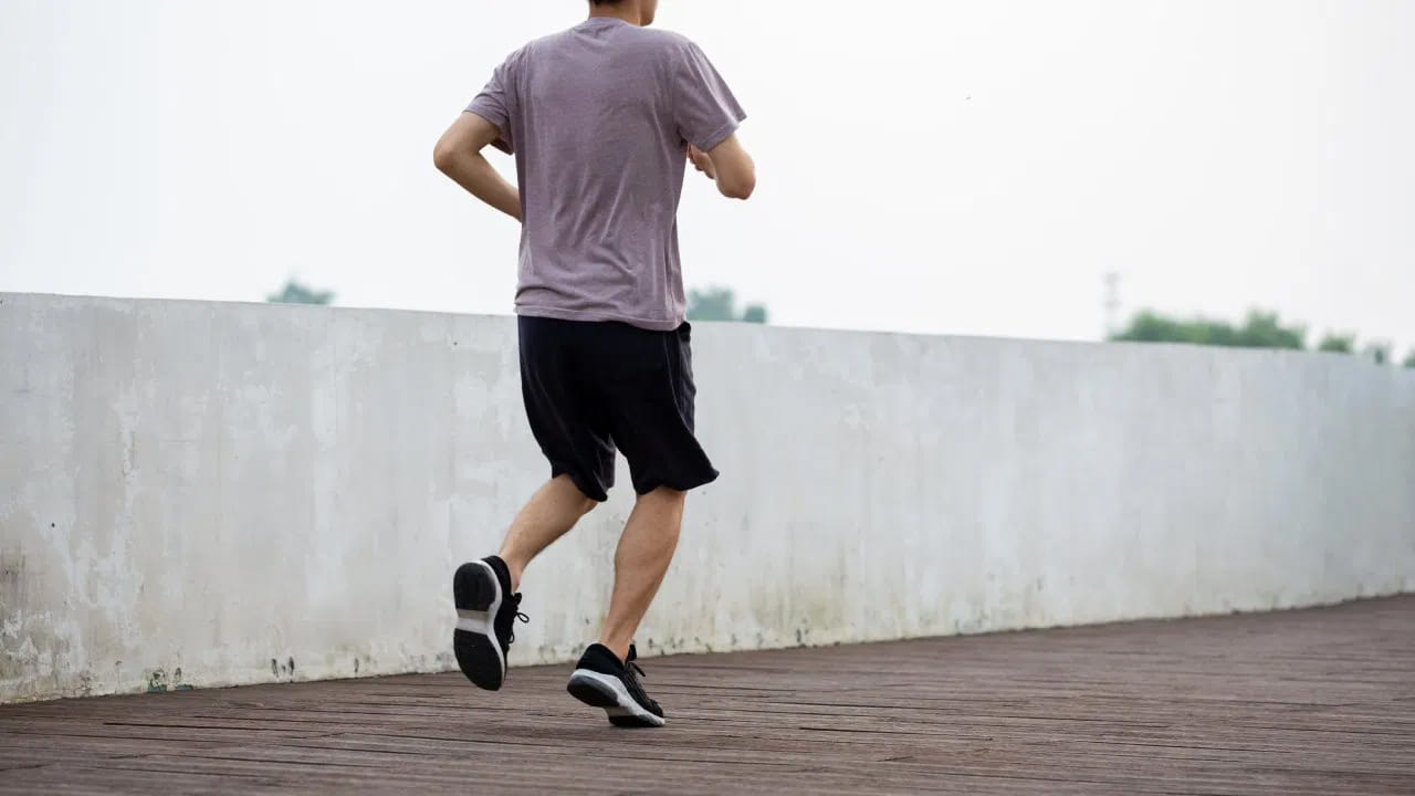 శారీరక ప్రయోజనాలతో పాటు రివర్స్ వాకింగ్ మానసిక ఆరోగ్యాన్ని కూడా మెరుగుపరుస్తుంది. వెనుకకు నడిచేటప్పుడు మెదడు నిరంతరం కొత్త మార్గాలను అన్వేషిస్తుంది. ఇది ఆలోచనా నైపుణ్యాలను పెంచుతుంది. అంతేకాకుండా ఇది ఇంద్రియాలను మరింత చురుకుగా ఉంచుతుంది. దృష్టిని మెరుగుపరుస్తుంది. నిపుణుల ప్రకారం.. వెనుకకు నడవడం మానసిక స్థితిని మెరుగుపరచడంతో పాటు మంచి నిద్రకు కూడా సహాయపడుతుంది.