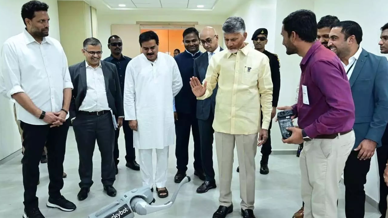 CM Chandrababu: సీఎం చంద్రబాబుకు నమస్తే చెప్పిన రోబో.. వీడియో వైరల్..