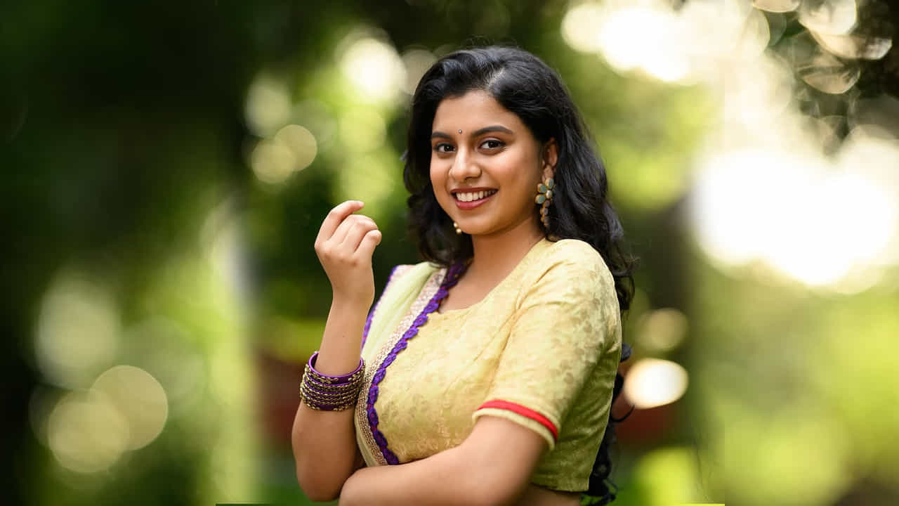 ఇక రోజా అందానికి ఎవ్వరైనా ఫిదా అవ్వాల్సిందే, అయితే ఇప్పుడు ఆమె వింటేజ్ లుక్ను తన కూతురు గుర్తు చేసింది. అచ్చం తన తల్లిలా రెడీ అయ్యి, పాత రోజానేనా అనేలా తన క్యూట్ ఫొటోస్తో ప్రతి ఒక్కరినీ ఆకట్టుకుంటుంది. మరి ఒకసారి ఆఫొటోస్ పై లుక్ వేద్దాం.
