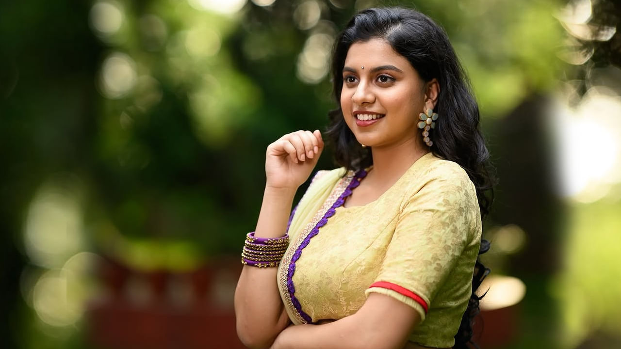 నటి రోజాకు కూతురు, కుమారుడు ఉన్న విషయం తెలిసిందే. అయితే తన కూతురు అన్షు మాలిక అచ్చం తన తల్లిలానే ఉంటుంది. అయితే తాజాగా అన్షు అచ్చం తన  తల్లి రోజా చిత్ర పరిశ్రమలోకి ఎంట్రీ ఇచ్చినప్పుడు ఎలా ఉందో, అలా రెడీ అయ్యింది. ప్రస్తుతం ఆఫొటోస్ ప్రతి ఒక్కరినీ ఆకట్టుకుంటున్నాయి.