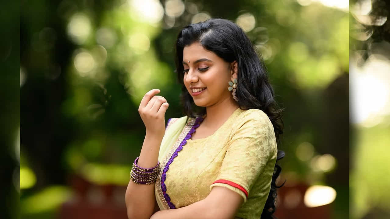 రోజా వింటేజ్ లుక్లో ఉన్న అన్షు ఫొటోస్ తన సోషల్ మీడియాలో షేర్ చేయడంతో ఇవి నెట్టింట తెగ వైరల్ అవుతున్నాయి. వీటిని చూసిన వారందరూ అచ్చం రోజానే చూసినట్టు ఉంది అంటూ కామెంట్స్ చేస్తున్నారు.